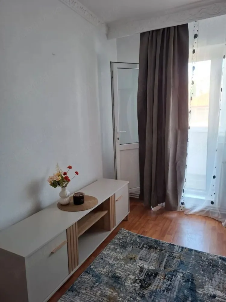 De inchiriat apartament cu 2 camere, Ireg, etajul 1, 400 euro - Vă propunem spre închiriere un apartament cu 2 camere, situat într-o zonă liniștită și accesibilă – Ireg, la etajul 1.
Locuința este complet renovată, amenajată cu bun gust și dispune de mobilier modern și electrocasnice necesare pentru un confort deplin. Apartamentul este luminos, primitor și pregătit pentru mutare imediată.
- Complet mobilat și utilat
- Renovare modernă
- Etaj 1
- Disponibil imediat.
 Preț: 400 Euro/lună
La incheierea contractului de inchiriere chiriasul va achita prima chirie, o garantie egala cu chiria si comisionul agentiei imobiliare.
Pentru detalii și programarea unei vizionări: 0746.252.252 Liliana Ene.