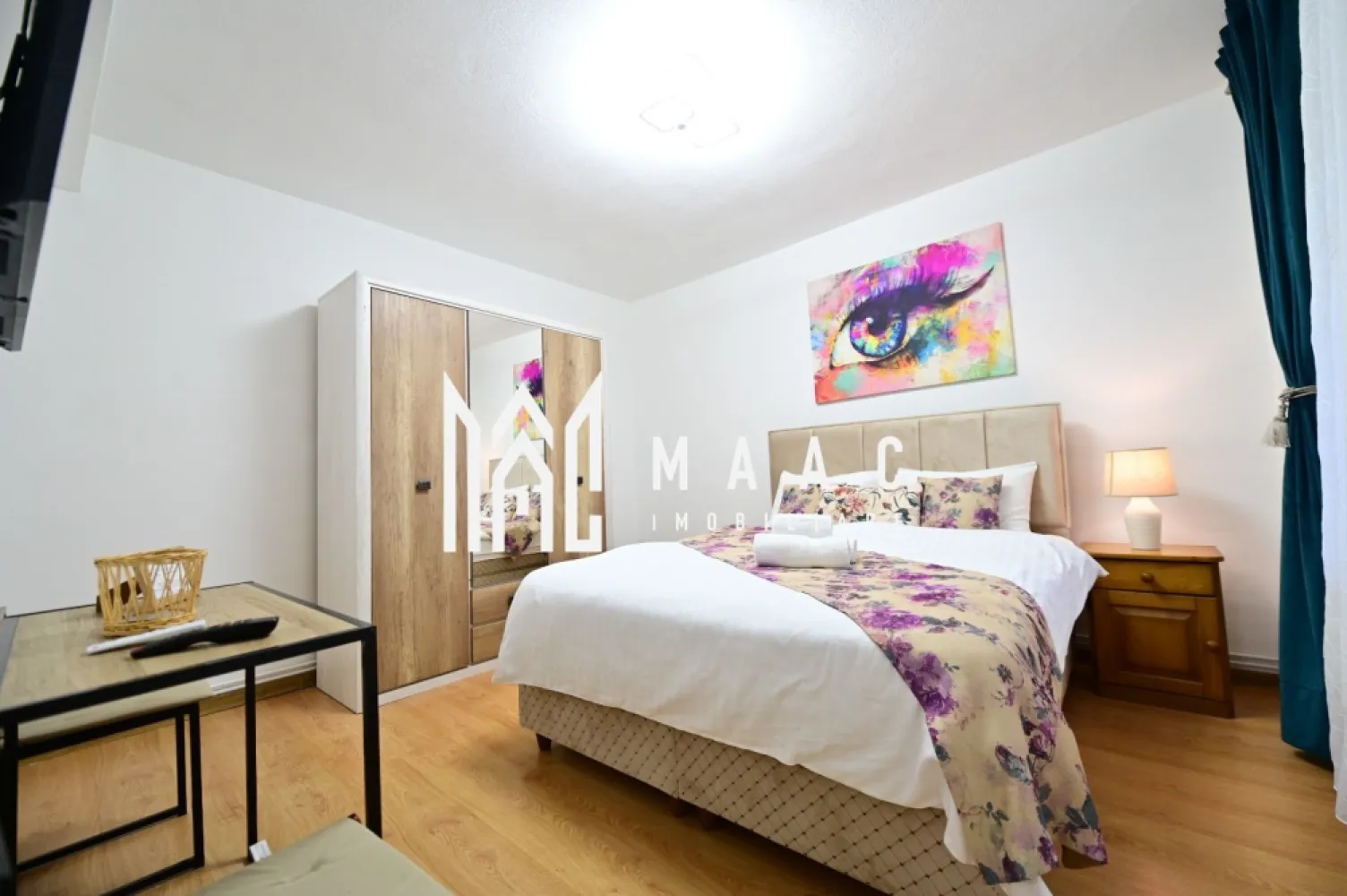 Apartament la casa I 3 camere I Central I - MAAC IMOBILIARE vă propune spre vânzare un apartament la casă situat pe strada Filarmonicii din Sibiu, ideal atât pentru locuit, cât și pentru investiție în regim hotelier.

Imobilul este compartimentat astfel:

* la parter se află un apartament compus din cameră, bucătărie și baie, complet pregătit pentru regim hotelier;
* la etaj regăsim un spațiu similar, format din cameră, bucătărie și baie, de asemenea amenajat și echipat pentru închiriere în regim hotelier;
* în pod este amenajată încă o cameră mică, perfectă pentru spațiu de depozitare sau utilizare suplimentară.

Proprietatea mai dispune de terasă și pivniță, oferind un plus de confort și funcționalitate. Zona este una apreciată, aproape de centrul orașului și de principalele puncte de interes.

Pt mai multe detalii precizați că ați văzut anunțul ID CP3096315