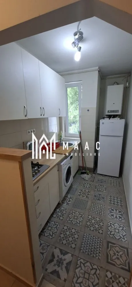 Apartament 2 Camere I Etaj Intermediar I Mihai Viteazul - Se oferă spre închiriere apartament cu 2 camere, situat la etajul 3 al unui imobil amplasat în zona Nicolae Iorga – Mihai Viteazul, una dintre cele mai apreciate și bine conectate zone din Sibiu.

Locuința este renovată, complet mobilată și utilată, fiind pregătită pentru mutare imediată.

Caracteristici:
2 camere
Etaj 3
Apartament renovat
Complet mobilat și utilat
Compartimentare practică și eficientă
Apartament luminos și bine întreținut

Avantaje:
Disponibil imediat
Se închiriază pe termen lung
Zonă excelentă, aproape de magazine, școli, farmacii și transport public
Acces rapid către toate punctele de interes ale orașului
Ideal pentru cupluri sau persoane active

Un apartament modern și confortabil, situat într-o zonă premium, perfect pentru cei care caută accesibilitate și mutare fără investiții suplimentare.

Pentru informati si vizionari: CP3096230