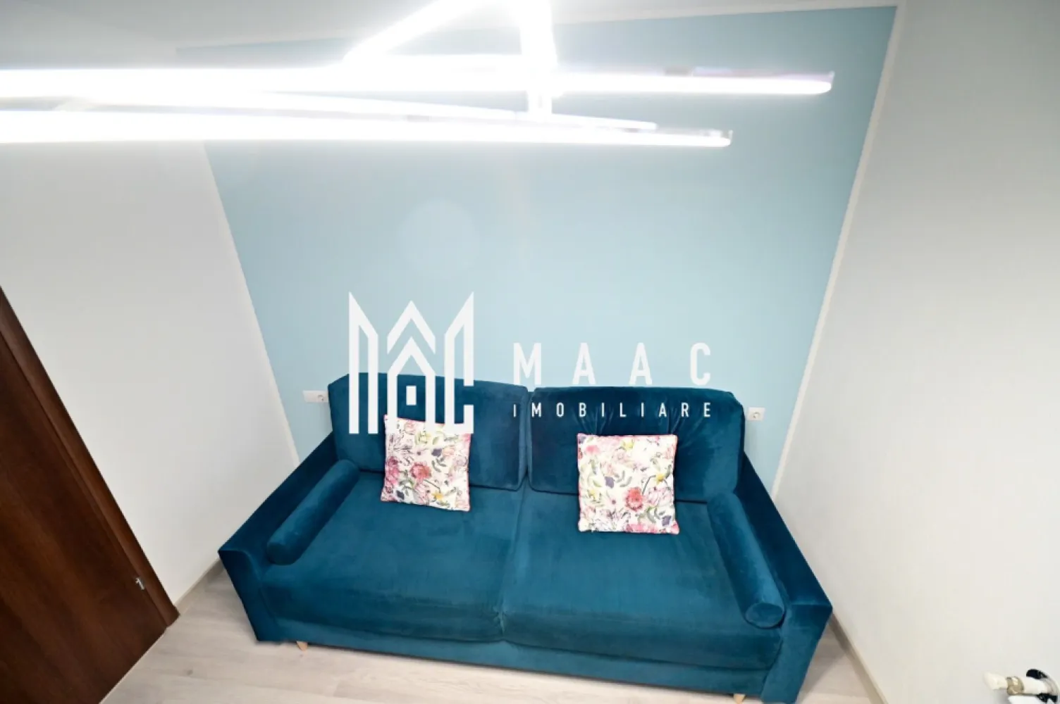 Apartament la casa I 3 camere I Central I - MAAC IMOBILIARE vă propune spre vânzare un apartament la casă situat pe strada Filarmonicii din Sibiu, ideal atât pentru locuit, cât și pentru investiție în regim hotelier.

Imobilul este compartimentat astfel:

* la parter se află un apartament compus din cameră, bucătărie și baie, complet pregătit pentru regim hotelier;
* la etaj regăsim un spațiu similar, format din cameră, bucătărie și baie, de asemenea amenajat și echipat pentru închiriere în regim hotelier;
* în pod este amenajată încă o cameră mică, perfectă pentru spațiu de depozitare sau utilizare suplimentară.

Proprietatea mai dispune de terasă și pivniță, oferind un plus de confort și funcționalitate. Zona este una apreciată, aproape de centrul orașului și de principalele puncte de interes.

Pt mai multe detalii precizați că ați văzut anunțul ID CP3096315