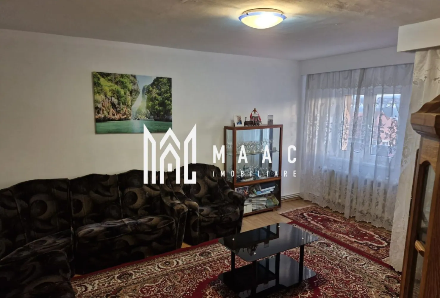 Apartament 3 Camere I Decomandat I Zona Turnisor - Se oferă spre închiriere un apartament cu 3 camere decomandat, având o suprafață de 73mp, situat la etajul 4 al unui imobil din zona Turnisor, una dintre cele mai apreciate și accesibile zone ale orașului. Locuința este complet mobilată și utilată, fiind pregătită pentru mutare imediată. Caracteristici principale: Suprafață: 73 mp Compartimentare: 3 camere decomandat Etaj: 4 Balcon Complet mobilat și utilat Disponibil imediat Zonă: Soseaua Alba Iulia Detalii interioare: Living luminos, mobilat Dormitorespațios Bucătărie complet utilată (electrocasnice incluse) Baie în stare foarte bună Balcon ideal pentru relaxare Hol cu spații pentru depozitare Avantaje: Localizare excelentă, aproape de transport public, magazine, farmacii, zone comerciale Apartament întreținut, gata pentru mutare fără investiții Pentru informati si vizionari: ID: CP2861556