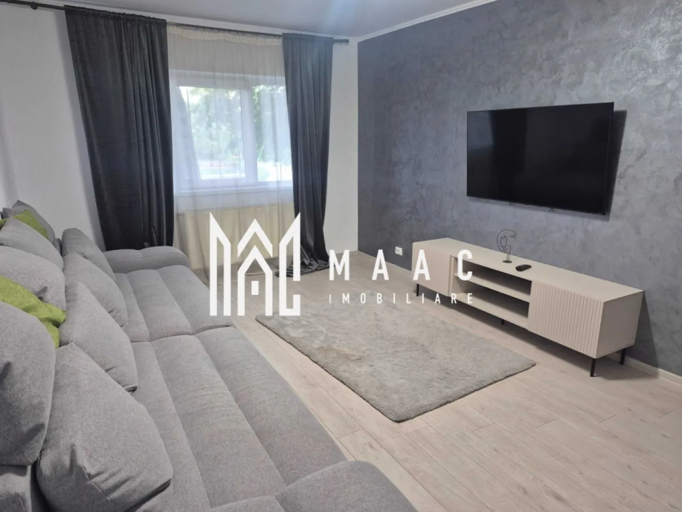 Apartament 2 camere I Decomandat I Vasile Aaron - MAAC Imobiliare oferă spre închiriere un apartament cu 2 camere decomandate, situat la parter, în cartierul Vasile Aaron din Sibiu, într-o zonă liniștită și bine conectată.

 Detalii apartament
Compartimentare decomandată: living, bucătărie separată, hol, dormitor și baie
Complet mobilat și utilat
Centrală termică proprie
Parter

 Avantaje
Zonă liniștită
Parcare publică generoasă în apropiere
Acces rapid la mijloace de transport în comun
Aproape de supermarketuri, bănci, piață și alte puncte de interes

 Alte informații
Se percepe garanție în cuantumul unei luni de chirie
📞 Pentru mai multe detalii și programarea unei vizionări, menționați telefonic ID-ul anunțului: CP3096330