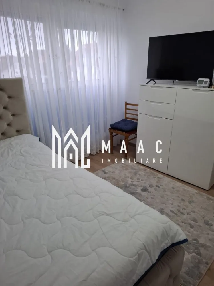 Apartament modern 3 camere de vânzare | 68 mp | Parcare inclusă - MAAC Imobiliare vă propune spre vânzare un apartament modern cu 3 camere, decomandat, situat la etajul 2 din 2 al unui imobil construit în anul 2021.

Apartamentul are o suprafață utilă de 68 mp și se vinde complet mobilat și utilat, exact cum se prezintă în fotografii, fiind pregătit pentru mutare imediată.

Compartimentarea este practică și bine gândită:

2 dormitoare
living generos
bucătărie separată (inițial open-space, ulterior închisă)
baie
fostul grup sanitar de serviciu transformat în cămară/depozitare, cu instalațiile păstrate intacte

Dotări și beneficii:

încălzire în pardoseală
centrală termică Bosch
aer condiționat
loc de parcare inclus
ferestre Velux în baie și bucătărie, cu deschidere electrică prin telecomandă
senzori de ploaie pentru închiderea automată a ferestrelor
apartament luminos și eficient compartimentat

Imobilul este ideal atât pentru locuit, cât și pentru investiție, fiind situat într-o zonă liniștită și în continuă dezvoltare.

Pentru mai multe detalii precizati telefonic ca ati vazut anuntul cu ID: CP3097318