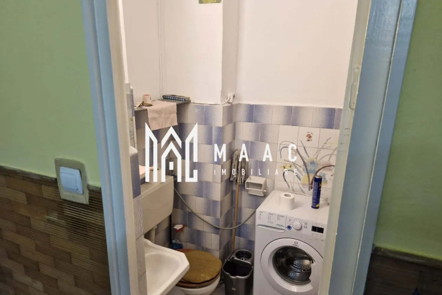 Apartament 3 Camere I Decomandat I Zona Turnisor - Se oferă spre închiriere un apartament cu 3 camere decomandat, având o suprafață de 73mp, situat la etajul 4 al unui imobil din zona Turnisor, una dintre cele mai apreciate și accesibile zone ale orașului. Locuința este complet mobilată și utilată, fiind pregătită pentru mutare imediată. Caracteristici principale: Suprafață: 73 mp Compartimentare: 3 camere decomandat Etaj: 4 Balcon Complet mobilat și utilat Disponibil imediat Zonă: Soseaua Alba Iulia Detalii interioare: Living luminos, mobilat Dormitorespațios Bucătărie complet utilată (electrocasnice incluse) Baie în stare foarte bună Balcon ideal pentru relaxare Hol cu spații pentru depozitare Avantaje: Localizare excelentă, aproape de transport public, magazine, farmacii, zone comerciale Apartament întreținut, gata pentru mutare fără investiții Pentru informati si vizionari: ID: CP2861556