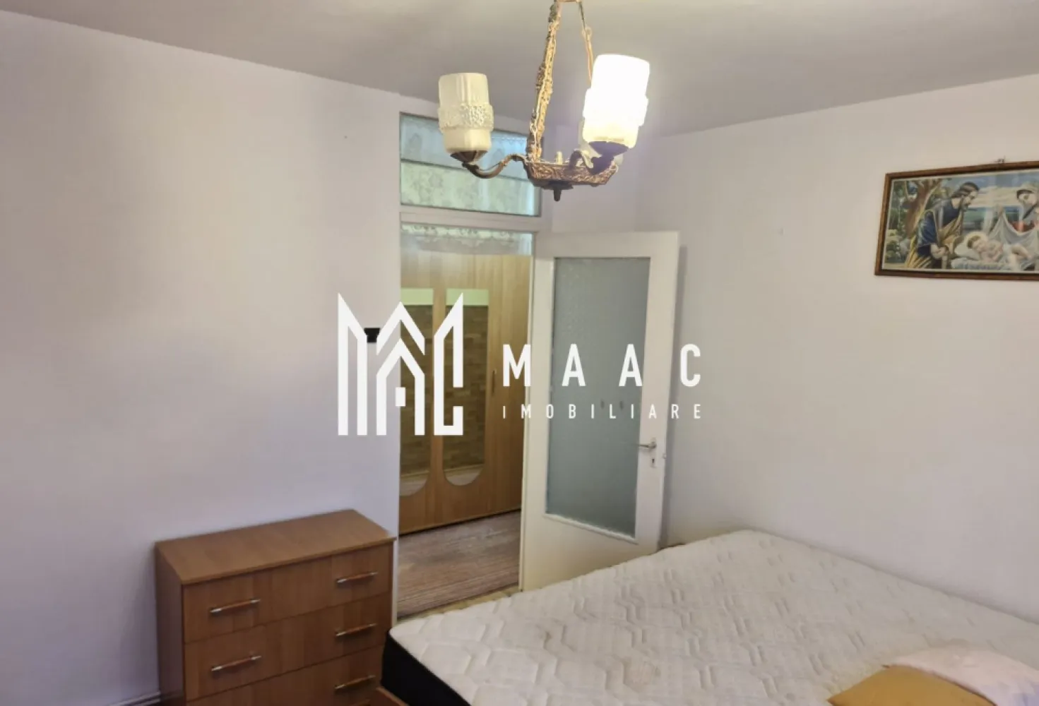 Apartament 3 Camere I Decomandat I Zona Turnisor - Se oferă spre închiriere un apartament cu 3 camere decomandat, având o suprafață de 73mp, situat la etajul 4 al unui imobil din zona Turnisor, una dintre cele mai apreciate și accesibile zone ale orașului. Locuința este complet mobilată și utilată, fiind pregătită pentru mutare imediată. Caracteristici principale: Suprafață: 73 mp Compartimentare: 3 camere decomandat Etaj: 4 Balcon Complet mobilat și utilat Disponibil imediat Zonă: Soseaua Alba Iulia Detalii interioare: Living luminos, mobilat Dormitorespațios Bucătărie complet utilată (electrocasnice incluse) Baie în stare foarte bună Balcon ideal pentru relaxare Hol cu spații pentru depozitare Avantaje: Localizare excelentă, aproape de transport public, magazine, farmacii, zone comerciale Apartament întreținut, gata pentru mutare fără investiții Pentru informati si vizionari: ID: CP2861556