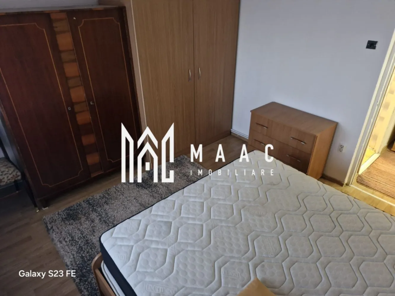 Apartament 3 Camere I Decomandat I Zona Turnisor - Se oferă spre închiriere un apartament cu 3 camere decomandat, având o suprafață de 73mp, situat la etajul 4 al unui imobil din zona Turnisor, una dintre cele mai apreciate și accesibile zone ale orașului. Locuința este complet mobilată și utilată, fiind pregătită pentru mutare imediată. Caracteristici principale: Suprafață: 73 mp Compartimentare: 3 camere decomandat Etaj: 4 Balcon Complet mobilat și utilat Disponibil imediat Zonă: Soseaua Alba Iulia Detalii interioare: Living luminos, mobilat Dormitorespațios Bucătărie complet utilată (electrocasnice incluse) Baie în stare foarte bună Balcon ideal pentru relaxare Hol cu spații pentru depozitare Avantaje: Localizare excelentă, aproape de transport public, magazine, farmacii, zone comerciale Apartament întreținut, gata pentru mutare fără investiții Pentru informati si vizionari: ID: CP2861556