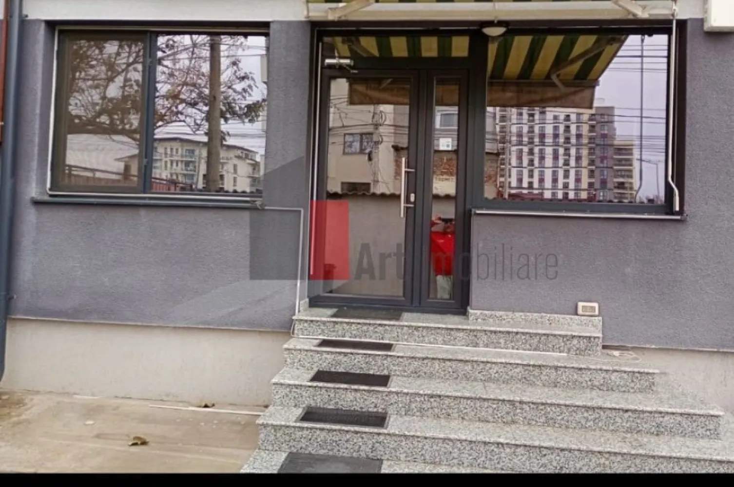 Spatiu comercial de inchiriat (+Horeca) in zona Giulesti - Spatiu Comercial de Inchiriat | 50 mp Utili + Curte | Calea Giulesti (La Bulevard)

Va prezentam spre inchiriere un spatiu comercial versatil, situat la parterul unei cladiri noi, direct la bulevard, pe Calea Giulesti. Datorita pozitionarii strategice, a vizibilitatii excelente si a dotarilor tehnice complete, acest spatiu reprezinta oportunitatea ideala pentru dezvoltarea unei afaceri de succes, fie din sfera HoReCa (cafenea, bistro, cofetarie, delivery, patiserie), fie pentru showroom, clinica medicala/stomatologica, magazin de proximitate sau birouri.

Avantaje si Dotari Tehnice:
Suprafata utila interior: 50 mp utili, cu o compartimentare flexibila ce permite adaptarea usoara la cerintele specifice ale activitatii dumneavoastra.

Curte proprie terasata: Aproximativ 30-50 mp pozitionati in fata sau lateral, spatiu ideal pentru amenajarea unei terase exterioare cochete, cu masute pentru clienti, oferind un plus de atractivitate pe timp de vara.

Vizibilitate maxima si Branding: Fiind situat direct la bulevard, spatiul beneficiaza de un flux pietonal si auto continuu. Exista posibilitatea aprobata pentru montarea unui banner publicitar de mari dimensiuni sau a unei reclame luminoase pe gard, asigurand o expunere vizuala excelenta.

Infrastructura completa pentru HoReCa: Spatiul este dotat cu curent trifazic (utilajele profesionale pot functiona fara probleme), gaz, apa curenta si canalizare. De asemenea, exista posibilitatea tehnica imediata pentru montarea unui burlan de evacuare si a hotei profesionale, un avantaj rar intalnit la spatiile noi.

Locatie si Potential de Dezvoltare:
Pol de dezvoltare imobiliara: Calea Giulesti este o zona intr-o expansiune accelerata. In imediata apropiere se afla numeroase complexe rezidentiale noi, deja finalizate si locuite, precum si alte proiecte majore in faza de constructie. Acest lucru garanteaza o comunitate locala mare si un bazin constant de clienti chiar in vecinatate.

Puncte de interes: Spatiul se afla in imediata apropiere a supermarketului Lidl, punct care genereaza un trafic auto si pietonal intens in fiecare zi.

Accesibilitate excelenta: Statia de autobuz se afla la doar 2-4 minute de mers pe jos, facilitand accesul rapid atat pentru clienti, cat si pentru angajati.

Pret: Avantajos pentru potentialul comercial oferit (detalii specifice se discuta prin datele de contact ale anuntului).

Proprietatea este libera si pregatita pentru a gazdui urmatorul dumneavoastra proiect de business. Pentru mai multe detalii, informatii suplimentare si programari la vizionare, va asteptam cu un telefon sau cu un mesaj pe WhatsApp prin intermediul butoanelor de contact ale portalului.
