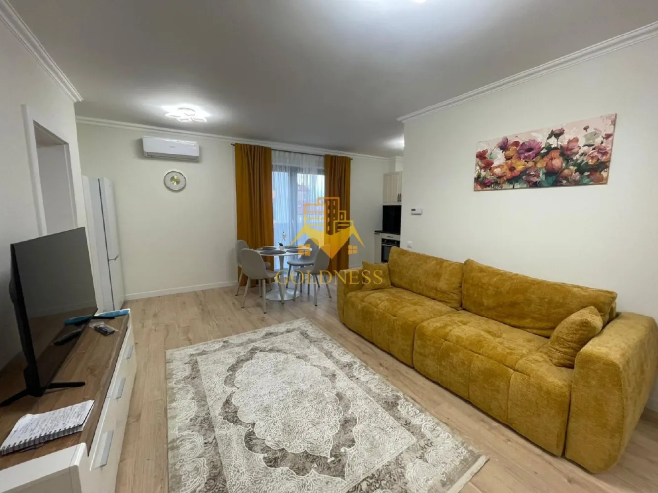2 Camere Openspace, Lux, Intre lacuri, Parcare, FSEGA, Iulius Mall. - GOLDNESS Imobiliare vă propune spre închiriere un apartament cu 2 camere complet mobilat și utilat, la etajul 3 într-un imobil de 5 etaje, în Cartierul Intre lacuri!
Parcare subterana inclusa in pret!
Se află în apropierea stațiilor de transport în comun, magazine, restaurante, spații verzi, farmacii, etc. 

Apartamentul este compartimentat astfel:
 - dormitor cu pat matrimonial, dressing, noptiere
 - living cu bucatarie open space complet utilată și mobilată, canapea extensibilă, loc de servit masa 
 - baie cu dus walk-in, calorifer port prosop și dulap pentru depozitare.
 - balcon 4 mp.

Imobilul este dotat cu toate cele necesare- centrală proprie, frigider, aragaz, hotă, mașină de spălat haine, etc. 

Dacă sunteți interesați de acest apartament și doriți să îl vizionați, dar și pentru alte oferte nu ezitați să ne contactați telefonic sau prin e-mail. Vă stăm la dispoziție!
Pentru intermediere se percepe un comision de 50% din prețul chiriei!