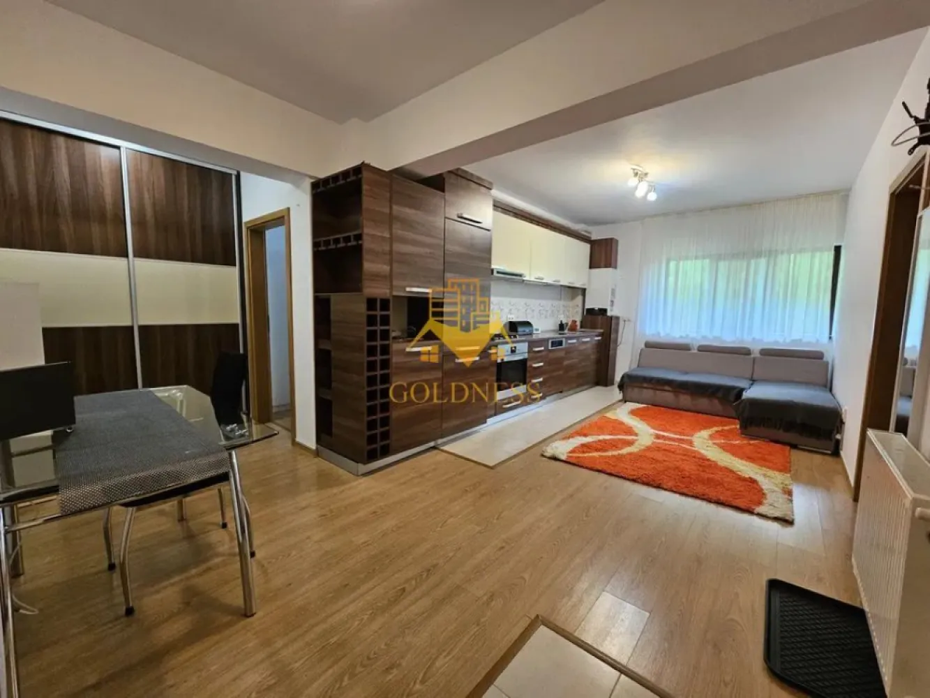 3 Camere, Manastur, Parcare Privata, Edgar Quinet, Terasa 12 mp - GOLDNESS Imobiliare vă propune spre închiriere un apartament modern, complet mobilat și utilat, ideal pentru o familie sau un cuplu care caută confort, liniște și acces rapid către centrul orașului. Apartamentul este situat într-un bloc construit în 2013, la etajul 4 din 5, cu lift, pe strada Edgar Quinet din cartierul Mănăștur.

Disponibil imediat! 
La prima inchiriere!

Detalii despre proprietate:
 * Suprafață utilă: 60 mp + terasă deschisă de 12 mp cu vedere spre pădure.
 * Loc de parcare (pentru parcare se percep 30 euro in plus).
 * Compartimentare: 2 dormitoare, living cu bucătărie open-space, baie, hol.
 * Bucătărie complet echipată: frigider, cuptor, plită pe gaz, hotă, mașină de spălat vase.
 * Baie modernă: cabină de duș și mașină de spălat rufe.
 * Centrală termică nouă (2024), termostat ambiental.
 * Mobilier modern, dulapuri generoase.
 * Încălzire prin calorifere, geamuri termopan, izolație eficientă.
 * Internet prin fibră optică disponibil.
Avantaje locație:
 * Zonă verde și liniștită.
 * Stația de autobuz chiar în fața blocului.
 * Peste drum: Mega Image, Profi, farmacie, magazin cu specific italian.
 * Aproape de grădinițe, școli, parcuri și pădure.
Dacă sunteți interesați de acest apartament și doriți să îl vizionați, dar și pentru alte oferte nu ezitați să ne contactați telefonic sau prin e-mail.

Vă stăm la dispoziție! Pentru intermediere se percepe un comision de 50% din prețul chiriei!