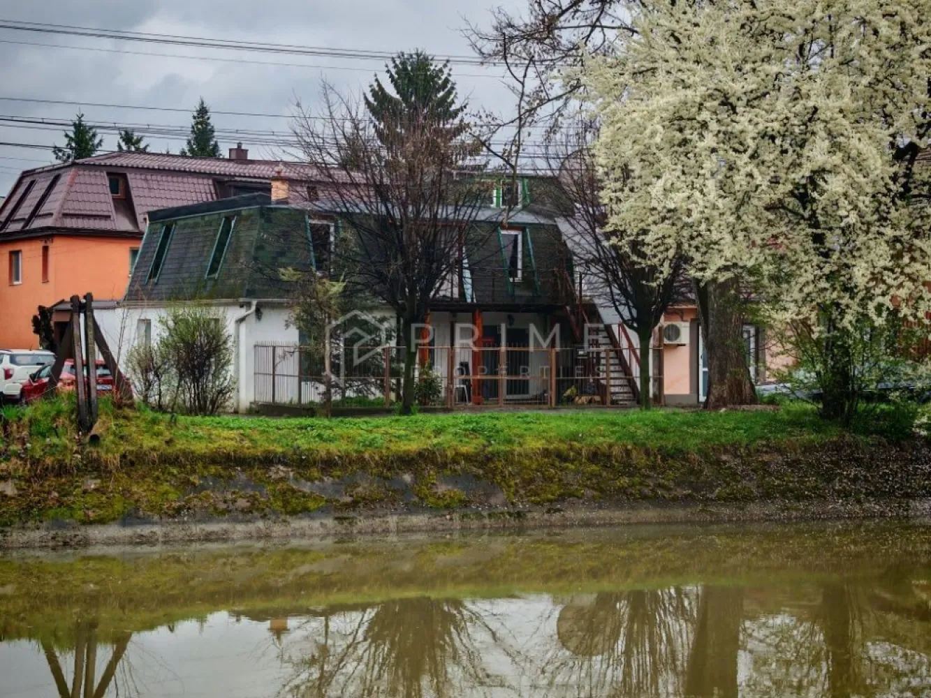 De Vânzare sau Închiriere: Clădire Mixtă (188 mp) cu Teren de 160 mp - Căutați un spațiu adaptabil pentru business-ul dumneavoastră sau o proprietate cu potențial investițional ridicat? Vă propunem spre vânzare sau închiriere o clădire versatilă, situată într-o locație excelentă, cu vedere panoramică spre zona verde.

Reperele proprietății:
Suprafață: Amprentă la sol 89 mp | Total desfășurat (P+E) 188 mp.
Teren: 160 mp.
Configurație: 4 camere, 4 băi, 4 bucătării. Compartimentarea actuală (pereți gips-carton) permite reconfigurarea rapidă în spații de tip open-space generoase, adaptate nevoilor tale.
Facilități: Renovată în 2015, acces auto de pe două străzi, parcare gratuită în zonă.
Utilizare: Ideală pentru sediu de firmă, birouri, clinică, activități comerciale sau rezidențiale.

Preț Vânzare: 269.000 €
Preț Închiriere: 990 €

Promisiunea Prime Properties:
Vă oferim siguranță, transparență și servicii impecabile pe tot parcursul tranzacției. Ne dedicăm 100% fiecărui client, iar asta se reflectă în rezultate și în încrederea pe care o primim înapoi. Dacă această proprietate nu se potrivește exact nevoilor tale, lasă-ne să îți găsim alternativa potrivită. Contactează-ne astăzi – până acum nu am dezamăgit niciun client și nu vom începe cu tine!

📞 Contactează-ne pentru detalii sau pentru a programa o vizionare.