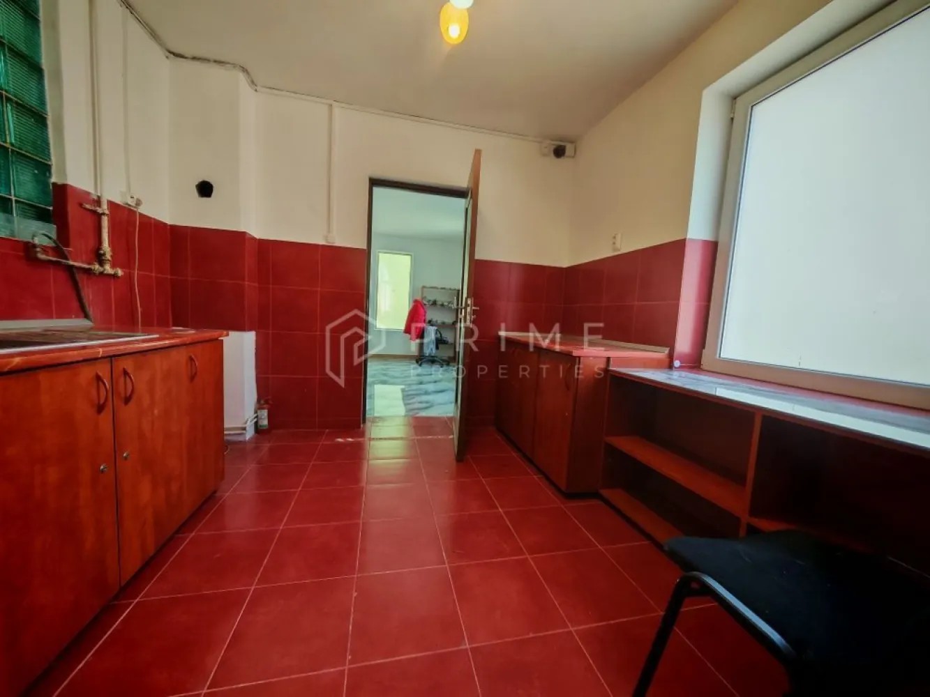 De Vânzare sau Închiriere: Clădire Mixtă (188 mp) cu Teren de 160 mp - Căutați un spațiu adaptabil pentru business-ul dumneavoastră sau o proprietate cu potențial investițional ridicat? Vă propunem spre vânzare sau închiriere o clădire versatilă, situată într-o locație excelentă, cu vedere panoramică spre zona verde.

Reperele proprietății:
Suprafață: Amprentă la sol 89 mp | Total desfășurat (P+E) 188 mp.
Teren: 160 mp.
Configurație: 4 camere, 4 băi, 4 bucătării. Compartimentarea actuală (pereți gips-carton) permite reconfigurarea rapidă în spații de tip open-space generoase, adaptate nevoilor tale.
Facilități: Renovată în 2015, acces auto de pe două străzi, parcare gratuită în zonă.
Utilizare: Ideală pentru sediu de firmă, birouri, clinică, activități comerciale sau rezidențiale.

Preț Vânzare: 269.000 €
Preț Închiriere: 990 €

Promisiunea Prime Properties:
Vă oferim siguranță, transparență și servicii impecabile pe tot parcursul tranzacției. Ne dedicăm 100% fiecărui client, iar asta se reflectă în rezultate și în încrederea pe care o primim înapoi. Dacă această proprietate nu se potrivește exact nevoilor tale, lasă-ne să îți găsim alternativa potrivită. Contactează-ne astăzi – până acum nu am dezamăgit niciun client și nu vom începe cu tine!

📞 Contactează-ne pentru detalii sau pentru a programa o vizionare.