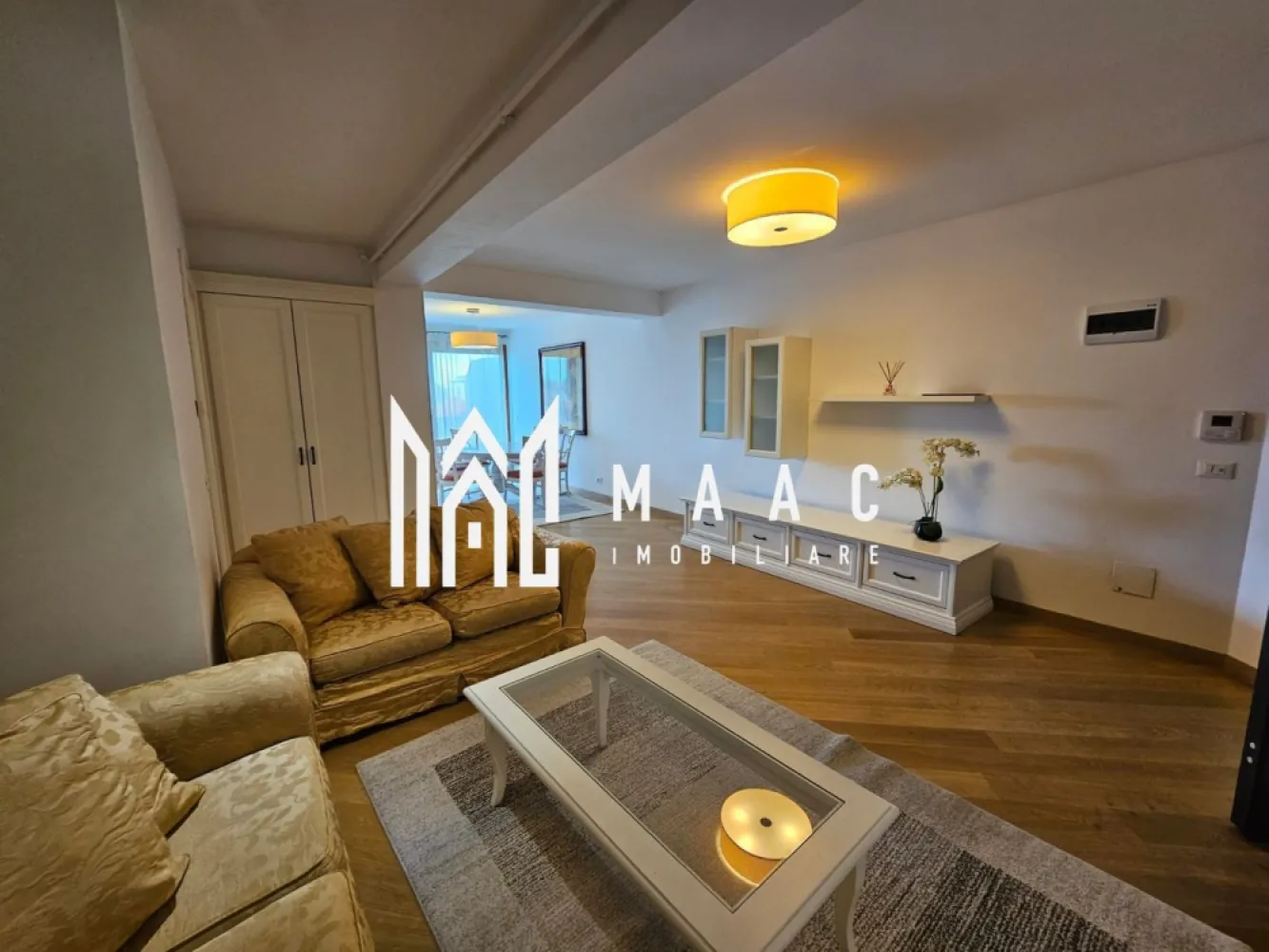Apartament 3 camere I 2 bai I Garaj I Calea Dumbravi - MAAC Imobiliare vă propune spre închiriere un apartament spațios și elegant cu 3 camere, ideal pentru cei care își doresc confort, funcționalitate și un stil de viață modern. Locuința este compartimentată inteligent și dispune de 2 băi, perfecte pentru confortul întregii familii, precum și de 2 balcoane generoase, ideale pentru momente de relaxare.

Apartamentul beneficiază de finisaje de calitate, lumină naturală din abundență și un ambient primitor, fiind situat într-un imobil dotat cu lift pentru acces facil. În plus, proprietatea include loc de parcare în garaj subteran, oferind siguranță și comoditate.

O alegere excelentă pentru cei care caută un cămin modern, într-o locuință practică și bine organizată.
CP3097492
Pt mai multe detalii precizați că ați văzut anunțul cu ID CP3097492