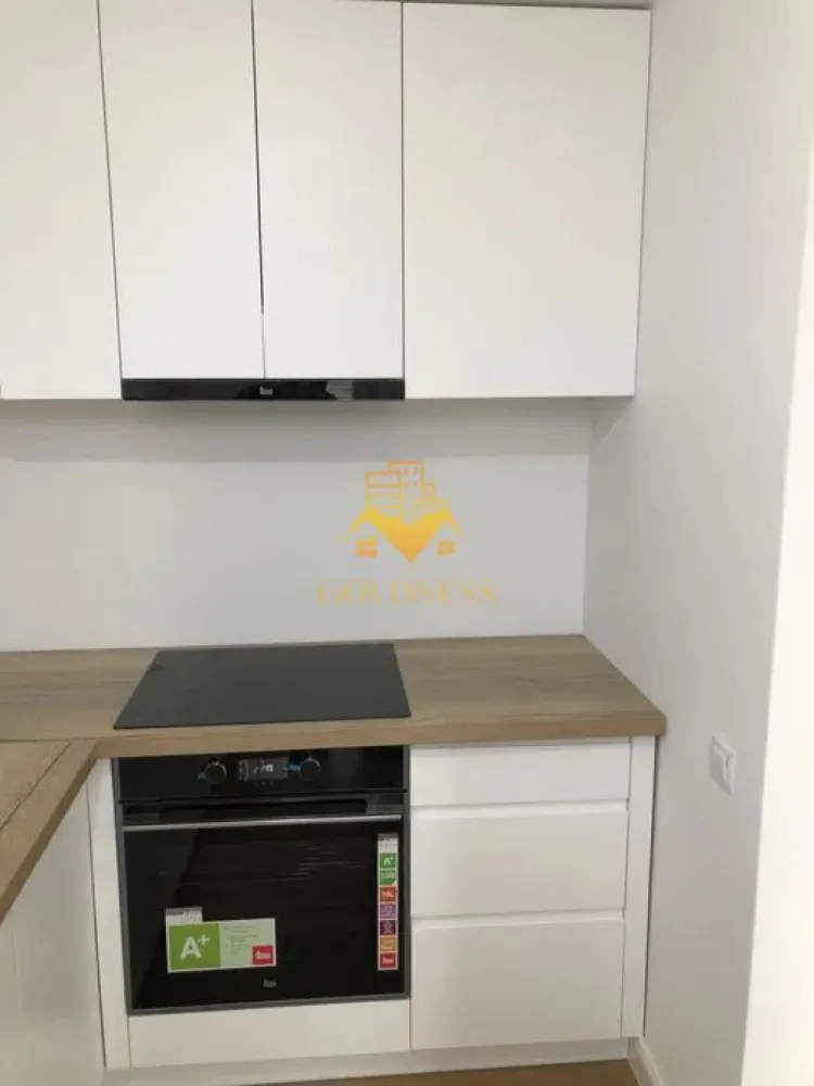 2 camere, Premium, Ultracentral Mihai Eminescu zona Parcul Central - GOLDNESS Imobiliare vă propune spre închiriere un apartament cu 2 camere complet mobilat și utilat, la etajul 2 într-un imobil de 4 etaje, în Zona Ultracentrala a orasului.
Se poate inchiria parcare subterana cu 150 euro!
Se află în apropierea stațiilor de transport în comun, magazine, restaurante, spații verzi, farmacii, etc. 

Apartamentul este compartimentat astfel:
 - dormitor cu pat matrimonial, dressing, noptiere
 - living cu canapea extensibila, spatiu pentru depozitare, TV, loc de luat masa
 - bucatarie complet mobilata, utilata
 - baie cu cabina de dus, calorifer port prosop și dulap pentru depozitare.
 - terasa de 10 mp.

Imobilul este dotat cu toate cele necesare- centrală proprie, frigider, aragaz, hotă, mașină de spălat haine, etc. 

Dacă sunteți interesați de acest apartament și doriți să îl vizionați, dar și pentru alte oferte nu ezitați să ne contactați telefonic sau prin e-mail. Vă stăm la dispoziție!

Pentru intermediere se percepe un comision de 50% din prețul chiriei!