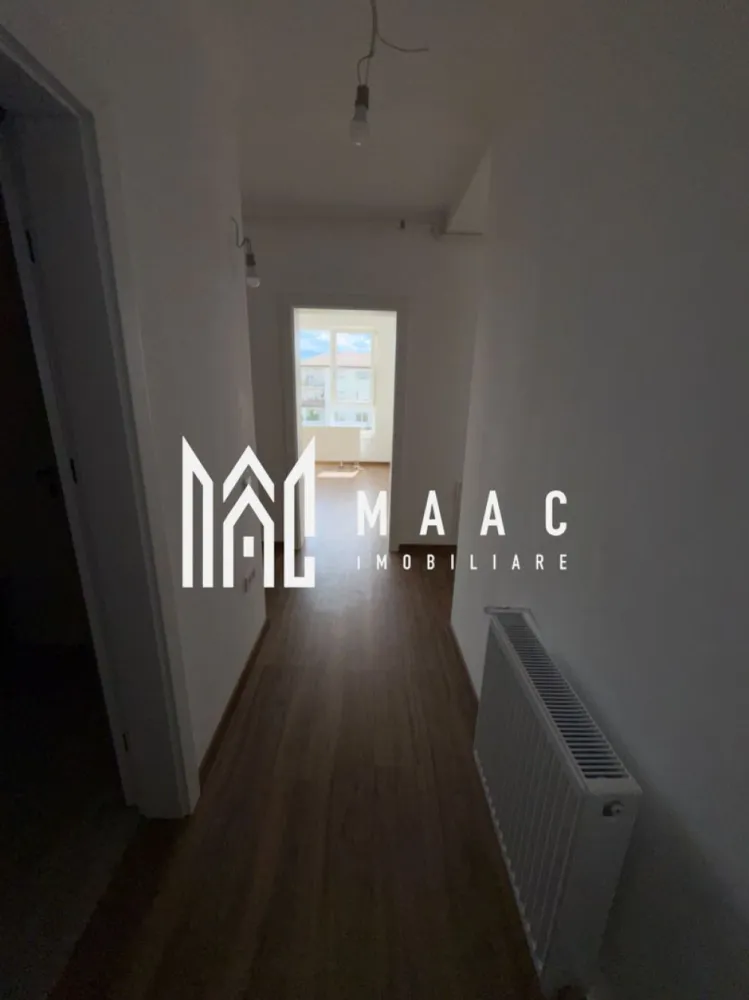 Apartament 3 camere | 77 MP | Bucătărie închisă | 2 terase | Loc de parcare - Descoperă o locuință elegantă și bine compartimentată, ideală pentru familii sau pentru cei care apreciază spațiile generoase și funcționale. Situat într-o zonă liniștită și accesibilă, acest apartament oferă tot confortul de care ai nevoie pentru a te simți cu adevărat acasă.

 Suprafață utilă: 77 MP
 Living spațios și luminos
 2 dormitoare confortabile
 Bucătărie închisă – perfectă pentru mai mult confort și intimitate
 2 terase ideale pentru relaxare
 Loc de parcare inclus
 Apartament pregătit pentru mutare

Compartimentarea inteligentă și lumina naturală din abundență transformă această proprietate într-o alegere excelentă atât pentru locuit, cât și pentru investiție.

 Spații generoase și bine organizate
 Finisaje moderne
 Confort și intimitate
 Acces facil către punctele de interes din oraș

 O proprietate care îmbină perfect utilul cu plăcutul!

 Pentru mai multe detalii sau pentru a programa o vizionare, vă rugăm să ne contactați specificând ID:CP3097595