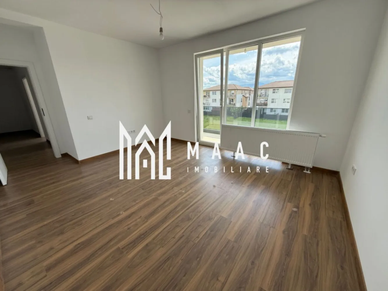 Apartament 3 camere | 77 MP | Bucătărie închisă | 2 terase | Loc de parcare - Descoperă o locuință elegantă și bine compartimentată, ideală pentru familii sau pentru cei care apreciază spațiile generoase și funcționale. Situat într-o zonă liniștită și accesibilă, acest apartament oferă tot confortul de care ai nevoie pentru a te simți cu adevărat acasă.

 Suprafață utilă: 77 MP
 Living spațios și luminos
 2 dormitoare confortabile
 Bucătărie închisă – perfectă pentru mai mult confort și intimitate
 2 terase ideale pentru relaxare
 Loc de parcare inclus
 Apartament pregătit pentru mutare

Compartimentarea inteligentă și lumina naturală din abundență transformă această proprietate într-o alegere excelentă atât pentru locuit, cât și pentru investiție.

 Spații generoase și bine organizate
 Finisaje moderne
 Confort și intimitate
 Acces facil către punctele de interes din oraș

 O proprietate care îmbină perfect utilul cu plăcutul!

 Pentru mai multe detalii sau pentru a programa o vizionare, vă rugăm să ne contactați specificând ID:CP3097595