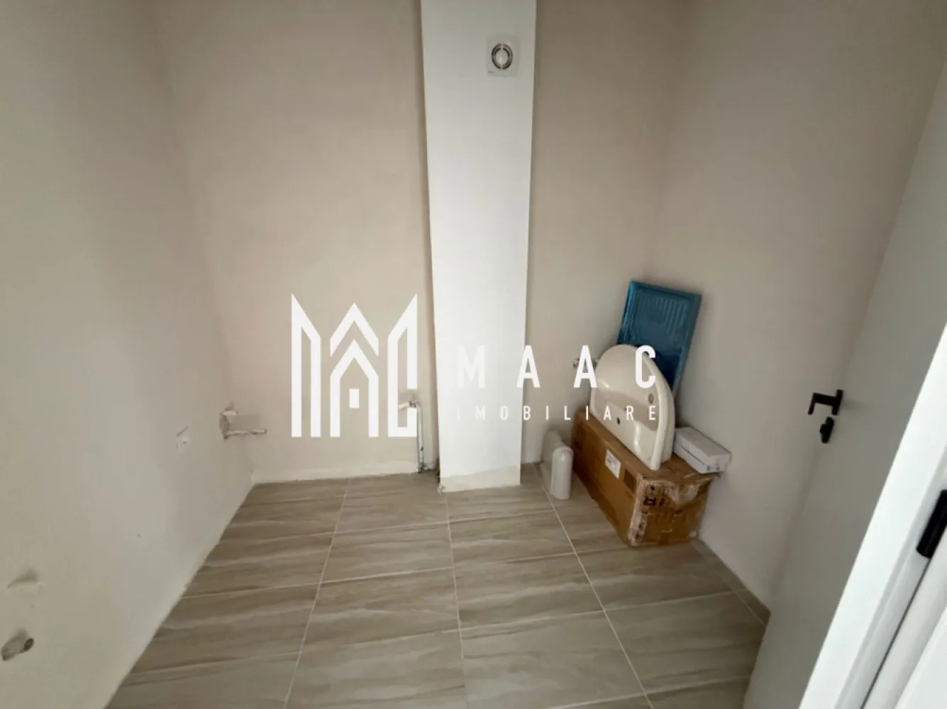 Apartament 3 camere | 77 MP | Bucătărie închisă | 2 terase | Loc de parcare - Descoperă o locuință elegantă și bine compartimentată, ideală pentru familii sau pentru cei care apreciază spațiile generoase și funcționale. Situat într-o zonă liniștită și accesibilă, acest apartament oferă tot confortul de care ai nevoie pentru a te simți cu adevărat acasă.

 Suprafață utilă: 77 MP
 Living spațios și luminos
 2 dormitoare confortabile
 Bucătărie închisă – perfectă pentru mai mult confort și intimitate
 2 terase ideale pentru relaxare
 Loc de parcare inclus
 Apartament pregătit pentru mutare

Compartimentarea inteligentă și lumina naturală din abundență transformă această proprietate într-o alegere excelentă atât pentru locuit, cât și pentru investiție.

 Spații generoase și bine organizate
 Finisaje moderne
 Confort și intimitate
 Acces facil către punctele de interes din oraș

 O proprietate care îmbină perfect utilul cu plăcutul!

 Pentru mai multe detalii sau pentru a programa o vizionare, vă rugăm să ne contactați specificând ID:CP3097595