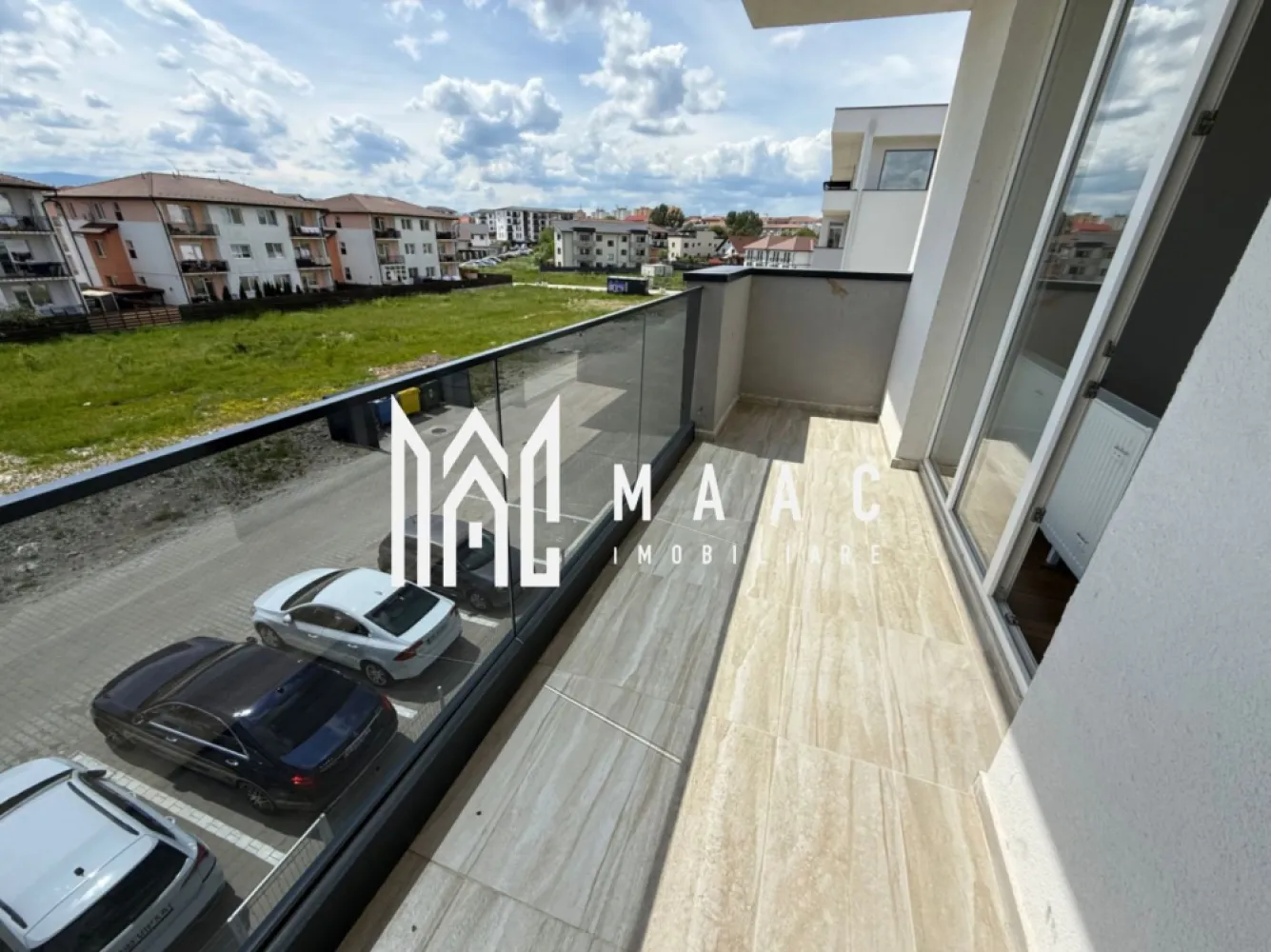 Apartament 3 camere | 77 MP | Bucătărie închisă | 2 terase | Loc de parcare - Descoperă o locuință elegantă și bine compartimentată, ideală pentru familii sau pentru cei care apreciază spațiile generoase și funcționale. Situat într-o zonă liniștită și accesibilă, acest apartament oferă tot confortul de care ai nevoie pentru a te simți cu adevărat acasă.

 Suprafață utilă: 77 MP
 Living spațios și luminos
 2 dormitoare confortabile
 Bucătărie închisă – perfectă pentru mai mult confort și intimitate
 2 terase ideale pentru relaxare
 Loc de parcare inclus
 Apartament pregătit pentru mutare

Compartimentarea inteligentă și lumina naturală din abundență transformă această proprietate într-o alegere excelentă atât pentru locuit, cât și pentru investiție.

 Spații generoase și bine organizate
 Finisaje moderne
 Confort și intimitate
 Acces facil către punctele de interes din oraș

 O proprietate care îmbină perfect utilul cu plăcutul!

 Pentru mai multe detalii sau pentru a programa o vizionare, vă rugăm să ne contactați specificând ID:CP3097595
