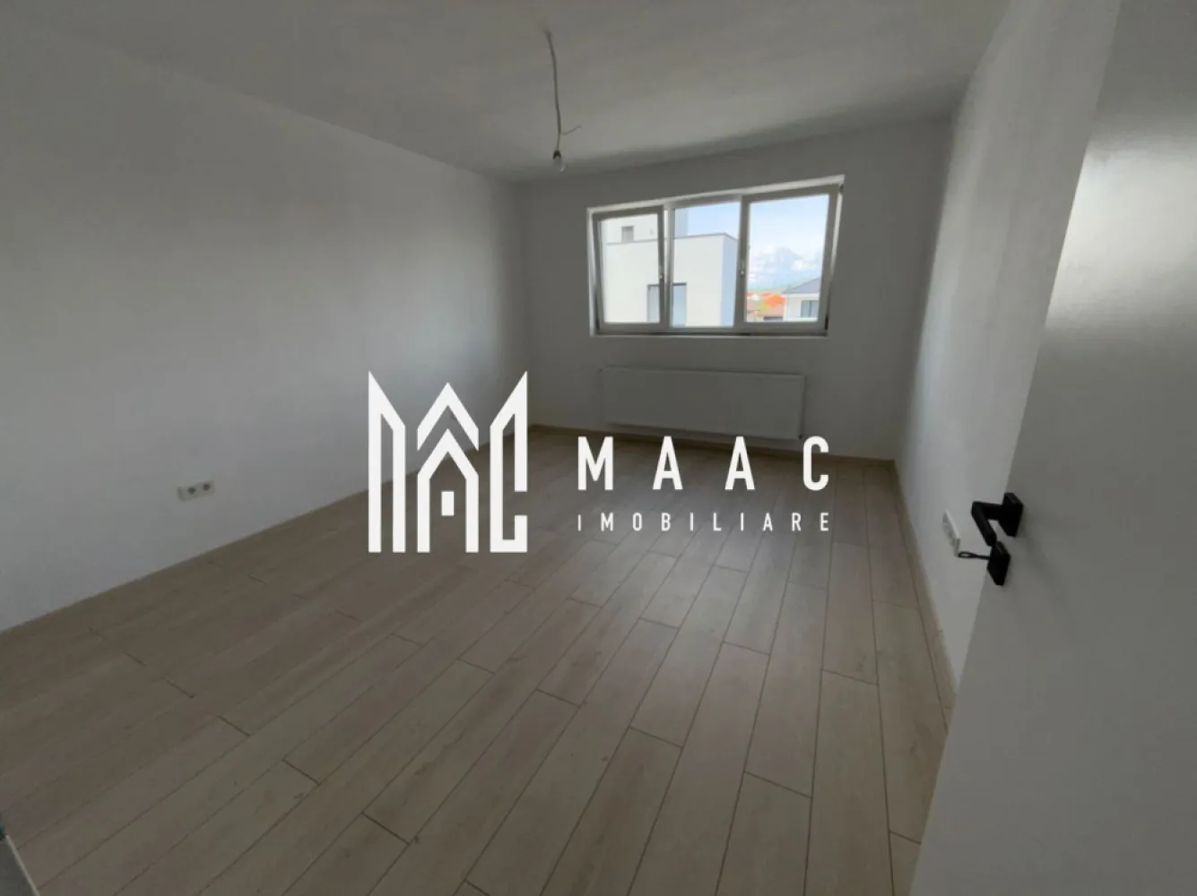 Apartament 3 Camere | 72 MP | Terasă | Parcare | Etaj 1 | Zona Pictor Brana - MAAC Imobiliare vă propune spre vânzare un apartament modern cu 3 camere, situat la etajul 1, ideal pentru cei care caută un cămin primitor într-o zonă liniștită și accesibilă.

 Suprafață utilă: 72 MP
 Etaj 1
 Terasă generoasă
 Loc de parcare inclus

Locuința impresionează prin compartimentarea eficientă și atmosfera caldă, fiind alegerea perfectă pentru o familie sau pentru investiție. Spațiile sunt bine optimizate, iar lumina naturală oferă un plus de confort fiecărei încăperi.

 Living aerisit și luminos
 2 dormitoare confortabile
 Bucătărie practică și funcțională
 Baie modern amenajată
 Terasă perfectă pentru momentele de relaxare

Apartamentul se remarcă prin finisajele atent alese și prin poziționarea excelentă, cu acces rapid către magazine, mijloace de transport și alte puncte de interes.

 Compartimentare inteligentă
 Ideal pentru locuit sau investiție
 Zonă liniștită și apreciată
 Loc de parcare inclus în preț

 Pentru mai multe informații sau pentru programarea unei vizionări, vă rugăm să contactați echipa MAAC Imobiliare și să specificați ID:CP3097644