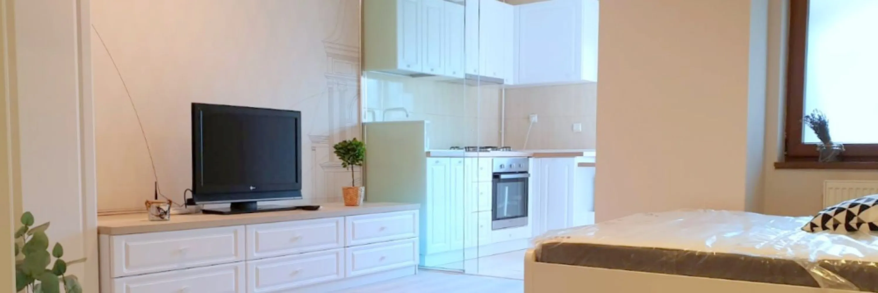 Apartament cu 1 cameră de închiriat – Complex Privilege, Galați, 360 euro - Agentia Imobiliară Mag Invest vă propune spre închiriere, în exclusivitate, un apartament cu 1 cameră, situat în complexul rezidențial Privilege, într-o zonă apreciată pentru confort și accesibilitate, în apropierea Parcului Cloșca, Kaufland, McDonald's și Spitalului de Copii.
Suprafață utilă: 40 mp
Apartamentul este amplasat într-un bloc construit în anul 2010 și beneficiază de o compartimentare practică și funcțională:
- cameră spațioasă și luminoasă
- bucătărie separată
- baie
- balcon.
 Dotări și beneficii:
- Centrală termică proprie
- Aer condiționat
- Televizor
- Mașină de spălat
- Aragaz și hotă
- Mobilier modern
- Finisaje de calitate: gresie, faianță și parchet laminat.
 Zona este liniștită și sigură, oferind acces rapid către mijloace de transport, centre comerciale, instituții medicale și alte puncte de interes.
Preț chirie: 360 euro/lună
Garanție (returnabilă): 360 euro
Se percepe comision de inchiriere.
Pentru detalii și programări vizionări: --- Liliana Ene – 0746 252 252 --- Agenția imobiliară Mag Invest.