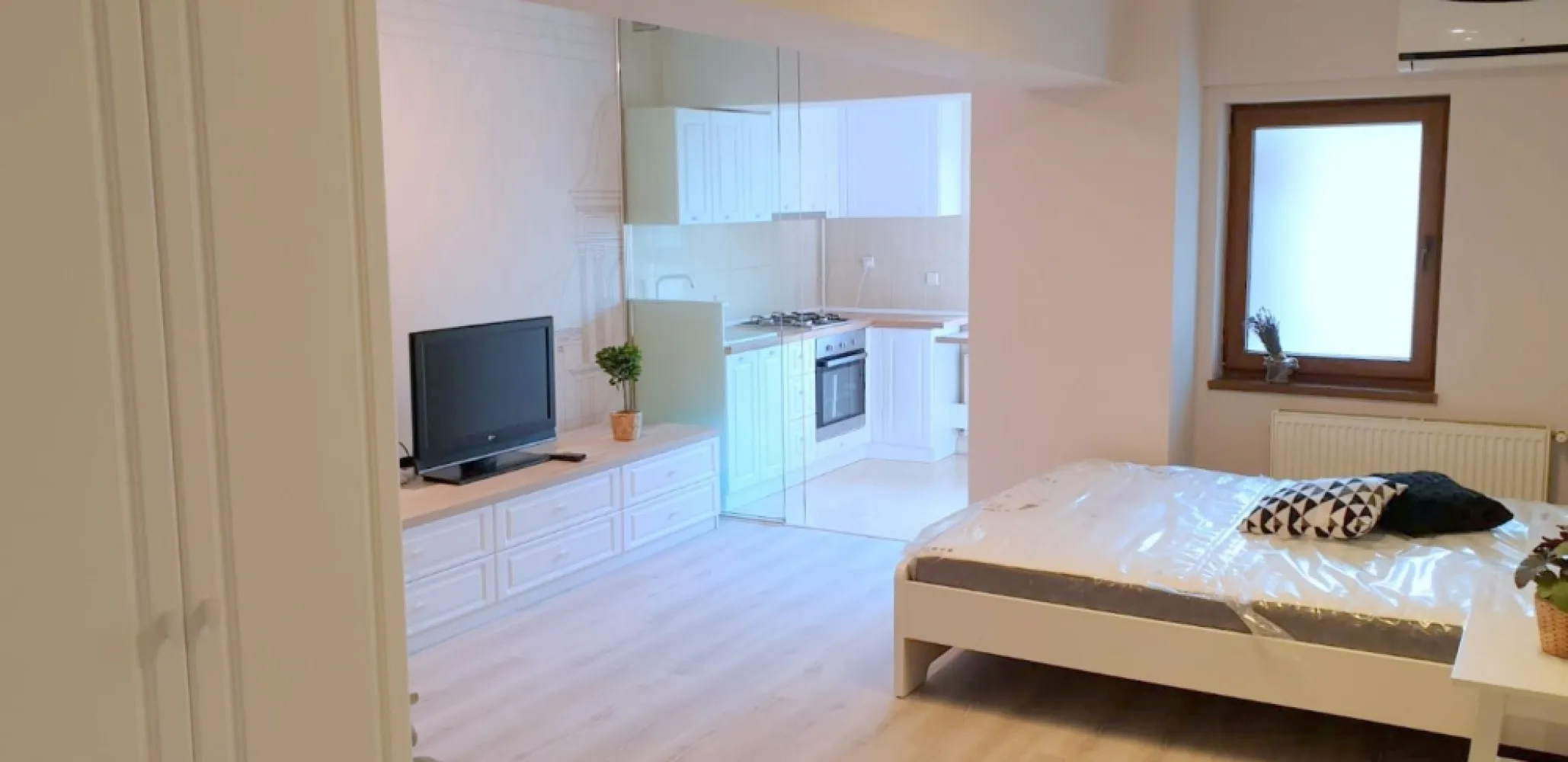 Apartament cu 1 cameră de închiriat – Complex Privilege, Galați, 360 euro - Agentia Imobiliară Mag Invest vă propune spre închiriere, în exclusivitate, un apartament cu 1 cameră, situat în complexul rezidențial Privilege, într-o zonă apreciată pentru confort și accesibilitate, în apropierea Parcului Cloșca, Kaufland, McDonald's și Spitalului de Copii.
Suprafață utilă: 40 mp
Apartamentul este amplasat într-un bloc construit în anul 2010 și beneficiază de o compartimentare practică și funcțională:
- cameră spațioasă și luminoasă
- bucătărie separată
- baie
- balcon.
 Dotări și beneficii:
- Centrală termică proprie
- Aer condiționat
- Televizor
- Mașină de spălat
- Aragaz și hotă
- Mobilier modern
- Finisaje de calitate: gresie, faianță și parchet laminat.
 Zona este liniștită și sigură, oferind acces rapid către mijloace de transport, centre comerciale, instituții medicale și alte puncte de interes.
Preț chirie: 360 euro/lună
Garanție (returnabilă): 360 euro
Se percepe comision de inchiriere.
Pentru detalii și programări vizionări: --- Liliana Ene – 0746 252 252 --- Agenția imobiliară Mag Invest.