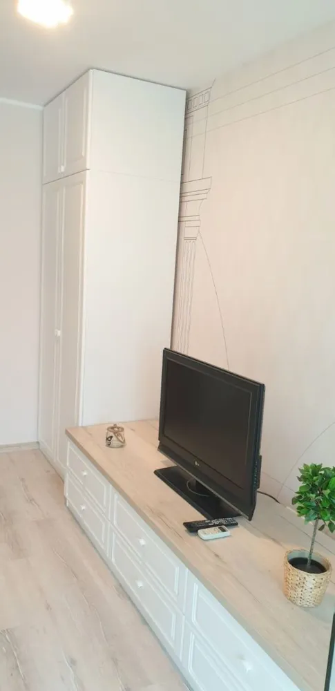 Apartament cu 1 cameră de închiriat – Complex Privilege, Galați, 360 euro - Agentia Imobiliară Mag Invest vă propune spre închiriere, în exclusivitate, un apartament cu 1 cameră, situat în complexul rezidențial Privilege, într-o zonă apreciată pentru confort și accesibilitate, în apropierea Parcului Cloșca, Kaufland, McDonald's și Spitalului de Copii.
Suprafață utilă: 40 mp
Apartamentul este amplasat într-un bloc construit în anul 2010 și beneficiază de o compartimentare practică și funcțională:
- cameră spațioasă și luminoasă
- bucătărie separată
- baie
- balcon.
 Dotări și beneficii:
- Centrală termică proprie
- Aer condiționat
- Televizor
- Mașină de spălat
- Aragaz și hotă
- Mobilier modern
- Finisaje de calitate: gresie, faianță și parchet laminat.
 Zona este liniștită și sigură, oferind acces rapid către mijloace de transport, centre comerciale, instituții medicale și alte puncte de interes.
Preț chirie: 360 euro/lună
Garanție (returnabilă): 360 euro
Se percepe comision de inchiriere.
Pentru detalii și programări vizionări: --- Liliana Ene – 0746 252 252 --- Agenția imobiliară Mag Invest.