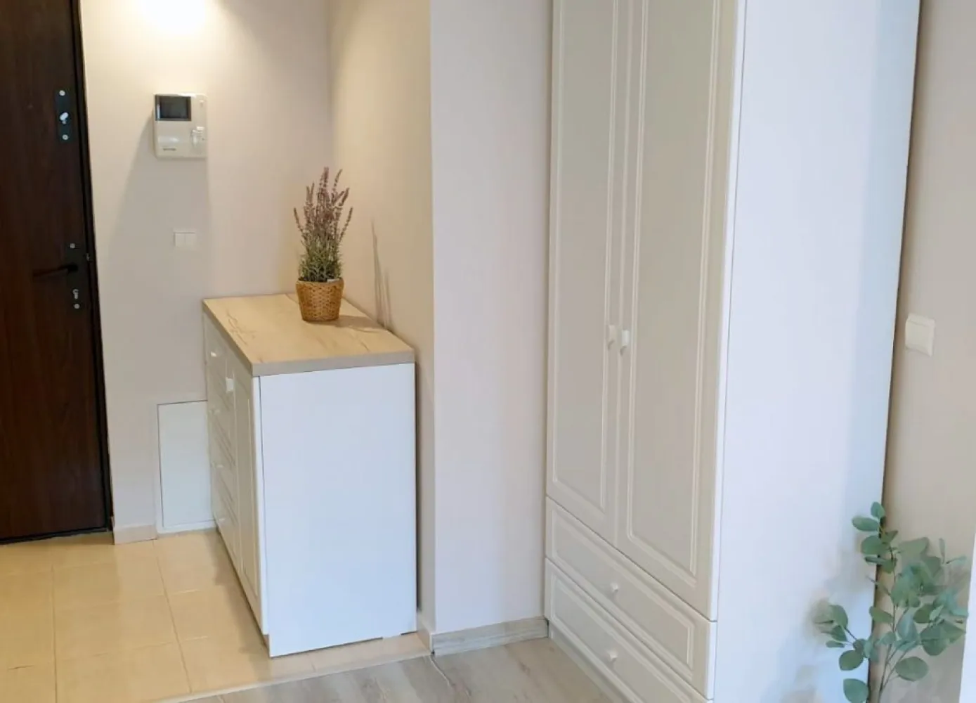 Apartament cu 1 cameră de închiriat – Complex Privilege, Galați, 360 euro - Agentia Imobiliară Mag Invest vă propune spre închiriere, în exclusivitate, un apartament cu 1 cameră, situat în complexul rezidențial Privilege, într-o zonă apreciată pentru confort și accesibilitate, în apropierea Parcului Cloșca, Kaufland, McDonald's și Spitalului de Copii.
Suprafață utilă: 40 mp
Apartamentul este amplasat într-un bloc construit în anul 2010 și beneficiază de o compartimentare practică și funcțională:
- cameră spațioasă și luminoasă
- bucătărie separată
- baie
- balcon.
 Dotări și beneficii:
- Centrală termică proprie
- Aer condiționat
- Televizor
- Mașină de spălat
- Aragaz și hotă
- Mobilier modern
- Finisaje de calitate: gresie, faianță și parchet laminat.
 Zona este liniștită și sigură, oferind acces rapid către mijloace de transport, centre comerciale, instituții medicale și alte puncte de interes.
Preț chirie: 360 euro/lună
Garanție (returnabilă): 360 euro
Se percepe comision de inchiriere.
Pentru detalii și programări vizionări: --- Liliana Ene – 0746 252 252 --- Agenția imobiliară Mag Invest.