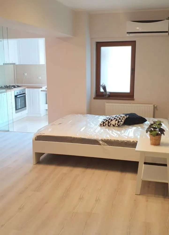 Apartament cu 1 cameră de închiriat – Complex Privilege, Galați, 360 euro - Agentia Imobiliară Mag Invest vă propune spre închiriere, în exclusivitate, un apartament cu 1 cameră, situat în complexul rezidențial Privilege, într-o zonă apreciată pentru confort și accesibilitate, în apropierea Parcului Cloșca, Kaufland, McDonald's și Spitalului de Copii.
Suprafață utilă: 40 mp
Apartamentul este amplasat într-un bloc construit în anul 2010 și beneficiază de o compartimentare practică și funcțională:
- cameră spațioasă și luminoasă
- bucătărie separată
- baie
- balcon.
 Dotări și beneficii:
- Centrală termică proprie
- Aer condiționat
- Televizor
- Mașină de spălat
- Aragaz și hotă
- Mobilier modern
- Finisaje de calitate: gresie, faianță și parchet laminat.
 Zona este liniștită și sigură, oferind acces rapid către mijloace de transport, centre comerciale, instituții medicale și alte puncte de interes.
Preț chirie: 360 euro/lună
Garanție (returnabilă): 360 euro
Se percepe comision de inchiriere.
Pentru detalii și programări vizionări: --- Liliana Ene – 0746 252 252 --- Agenția imobiliară Mag Invest.