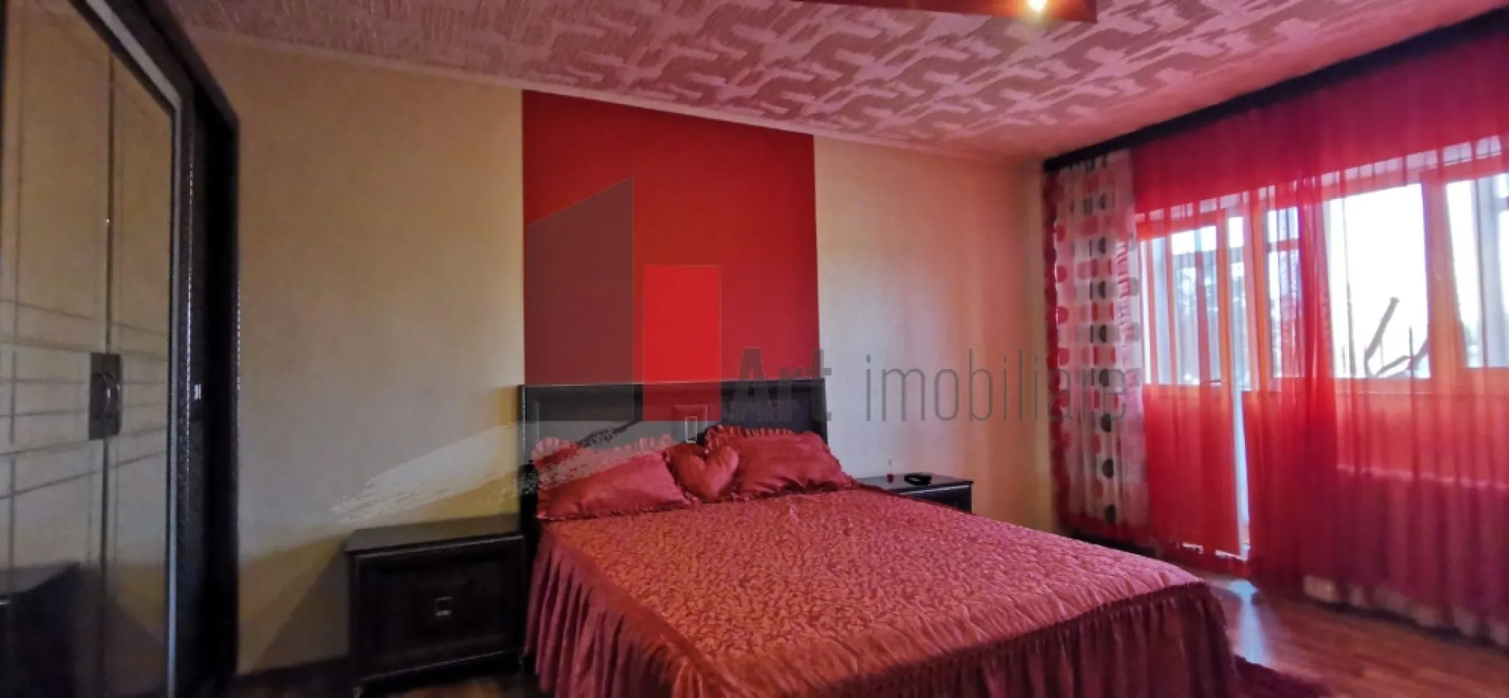 Apartament cu doua camere de inchiriat-Stefan cel Mare-Obor-Mosilor - Apartament modern cu 2 camere, situat într-o zonă ultracentrală la intersecția dintre Ștefan cel Mare, Obor și Calea Moșilor. Locația oferă acces rapid către mijloacele de transport în comun (metrou, tramvai, autobuz), precum și proximitate față de supermarketuri, restaurante, farmacii și parcuri (Parcul Circului și Parcul Obor în apropiere).

Caracteristici:

** Suprafață: 55 mp

** Etaj: 1 din 10

** Mobilat și utilat complet (canapea, pat matrimonial, dressing, TV, frigider, aragaz, mașină de spălat, boiler, aer conditionat etc.)

** Bucătărie separată, balcon inchis

** Baie cu cadă

** Balcon vedere liberă

Alte avantaje:

** Imobil curat și bine întretinut

** Acces facil către Piața Obor, zona Dorobanți, Piața Victoriei

** Ideal pentru cupluri sau persoane singure care cauta confort si liniste.