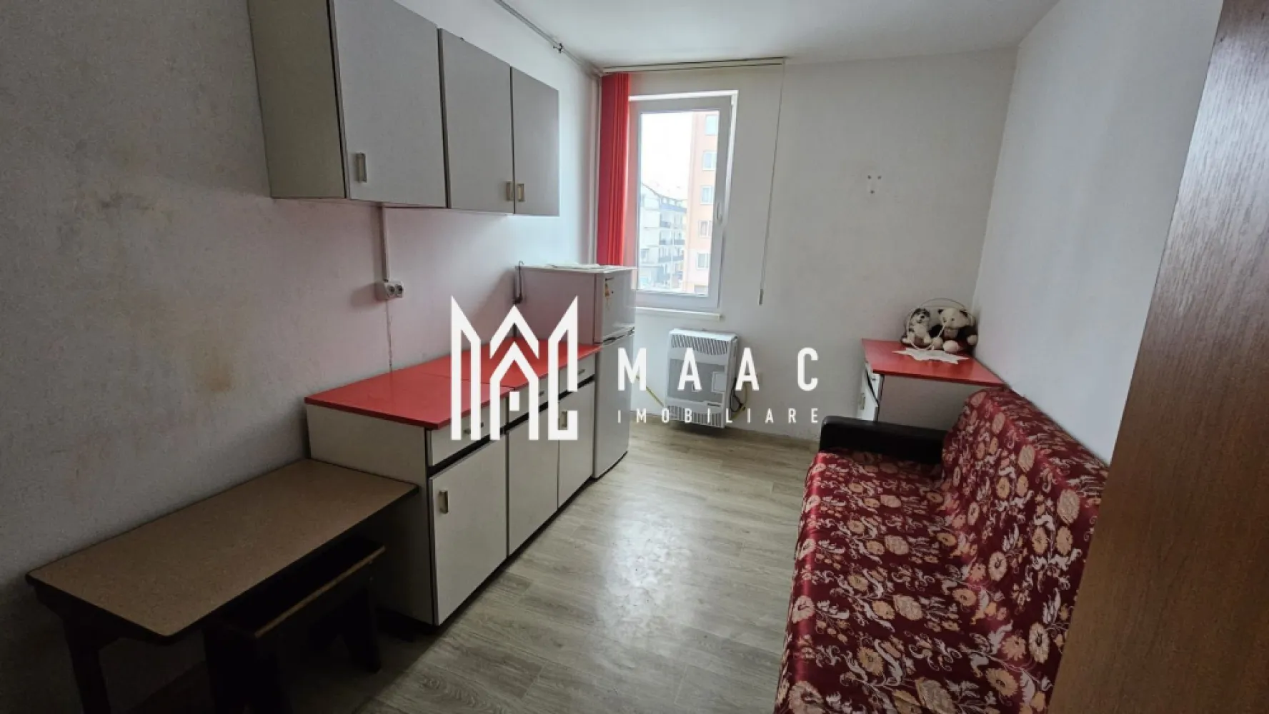 Garsoniera I Etaj 2 I Renovat I Hipodrom - MAAC Imobiliare vă propune spre achiziție o garsonieră situată într-o zonă convenabilă din cartierul Hipodrom, perfectă pentru cei care caută o locuință compactă la un preț minim.

Cu o suprafață utilă de 12 mp, această garsonieră este amplasată la etajul 2 al unui bloc de garsoniere, fiind mobilată și utilată, gata pentru locuit.
 Grupul sanitar este comun pe fiecare palier, iar proprietatea este racordată la toate utilitățile necesare.

Achiziția se poate face prin aport financiar propriu, reprezentând o oportunitate excelentă pentru cei care doresc o investiție accesibilă.

Aceasta poate fi alegerea perfectă pentru un spațiu eficient și practic.

Pentru mai multe detalii sau programarea unei vizionări, nu ezitați să ne contactați, specificând: ID: CP2863031