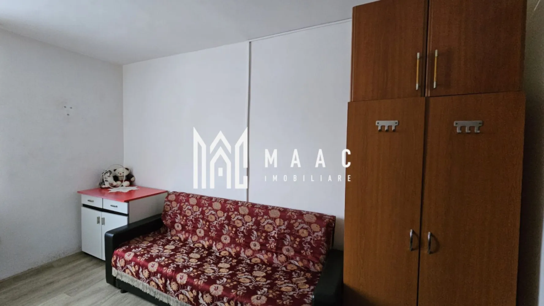 Garsoniera I Etaj 2 I Renovat I Hipodrom - MAAC Imobiliare vă propune spre achiziție o garsonieră situată într-o zonă convenabilă din cartierul Hipodrom, perfectă pentru cei care caută o locuință compactă la un preț minim.

Cu o suprafață utilă de 12 mp, această garsonieră este amplasată la etajul 2 al unui bloc de garsoniere, fiind mobilată și utilată, gata pentru locuit.
 Grupul sanitar este comun pe fiecare palier, iar proprietatea este racordată la toate utilitățile necesare.

Achiziția se poate face prin aport financiar propriu, reprezentând o oportunitate excelentă pentru cei care doresc o investiție accesibilă.

Aceasta poate fi alegerea perfectă pentru un spațiu eficient și practic.

Pentru mai multe detalii sau programarea unei vizionări, nu ezitați să ne contactați, specificând: ID: CP2863031
