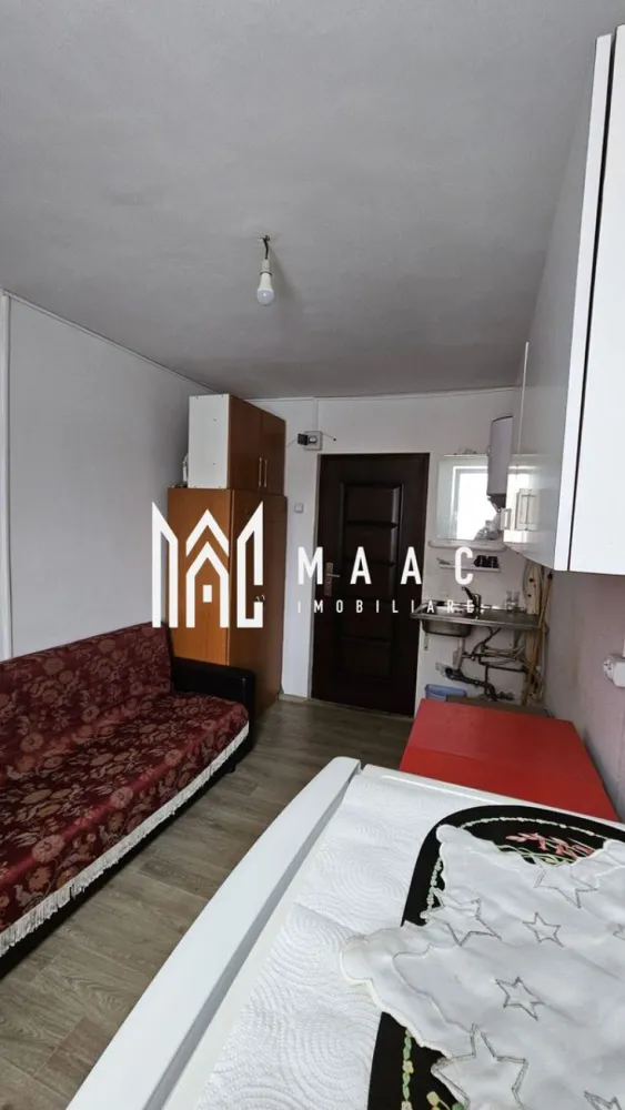 Garsoniera I Etaj 2 I Renovat I Hipodrom - MAAC Imobiliare vă propune spre achiziție o garsonieră situată într-o zonă convenabilă din cartierul Hipodrom, perfectă pentru cei care caută o locuință compactă la un preț minim.

Cu o suprafață utilă de 12 mp, această garsonieră este amplasată la etajul 2 al unui bloc de garsoniere, fiind mobilată și utilată, gata pentru locuit.
 Grupul sanitar este comun pe fiecare palier, iar proprietatea este racordată la toate utilitățile necesare.

Achiziția se poate face prin aport financiar propriu, reprezentând o oportunitate excelentă pentru cei care doresc o investiție accesibilă.

Aceasta poate fi alegerea perfectă pentru un spațiu eficient și practic.

Pentru mai multe detalii sau programarea unei vizionări, nu ezitați să ne contactați, specificând: ID: CP2863031