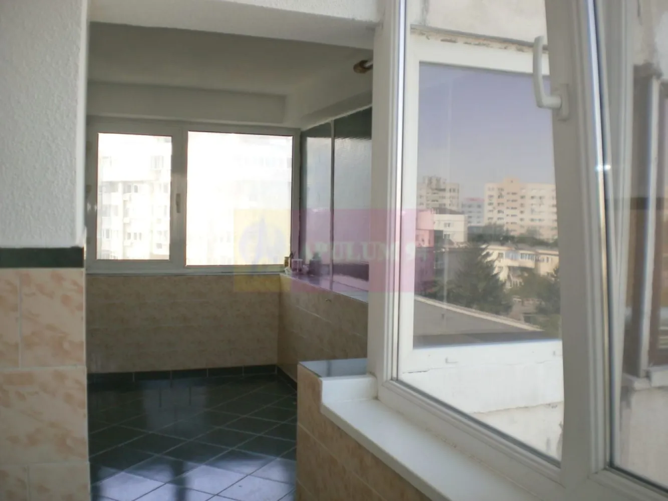 Apartament 3 camere pe bd Decebal - Va oferim spre vanzare apartament de 3 camere pe bd Decebal stradal, la etajul 4/8, cu vederea la bulevard si pe spate, cu 2 grupuri sanitare. 
Pentru detalii si vizionari contactati agentul Dona Camelia 0733683461
