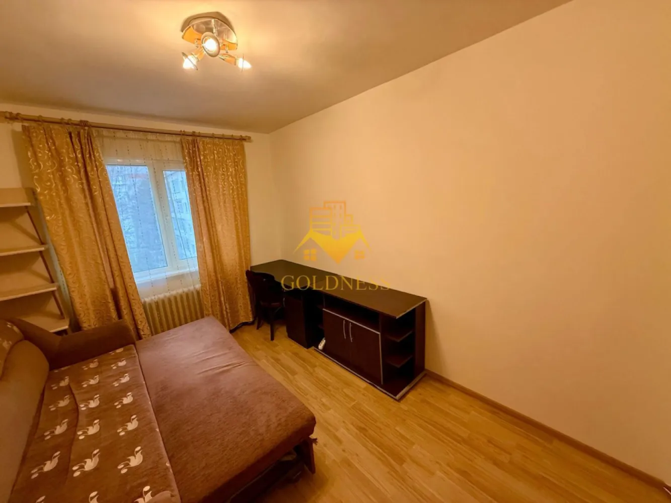 3 camere decomandate, Grigorescu, Fantanele, Profi, MOL, Pet Friendly - GOLDNESS Imobiliare vă propune spre închiriere un apartament cu 3 camere complet mobilat și utilat, la etajul 3 într-un imobil de 4 etaje, în Cartierul Grigorescu.
Se află în apropierea stațiilor de transport în comun, magazine, restaurante, spații verzi, farmacii, etc. 

Apartamentul este compartimentat astfel:
 - dormitor cu pat matrimonial, dulap, birou
 - dormitor cu pat matrimonial, dressing, birou
 - dormitor cu canapea extensibila, birou, dresing
 - bucatarie complet utilată și mobilată, loc de servit masa 
 - baie cu cada, calorifer port prosop și dulap pentru depozitare.
 - balcon de 4 mp.

Imobilul este dotat cu toate cele necesare- centrală proprie, frigider, aragaz, hotă, mașină de spălat haine, etc. 

Dacă sunteți interesați de acest apartament și doriți să îl vizionați, dar și pentru alte oferte nu ezitați să ne contactați telefonic sau prin e-mail. Vă stăm la dispoziție!
Pentru intermediere se percepe un comision de 50% din prețul chiriei!