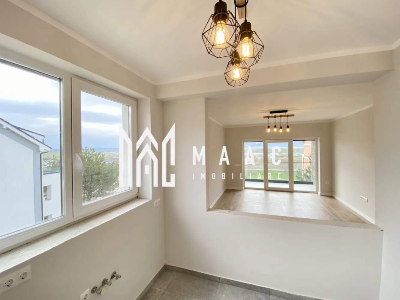 Apartament 2 camere - intabulat, finisat la cheie I Comision 0% - MAAC Imobiliare vă propune spre vânzare un apartament cu 2 camere - intabulat, finisat la cheie.

Modalități de plată flexibile: Îți oferim posibilitatea de a alege între sursele tale proprii de finanțare sau opțiuni de credit ipotecar, fără să afecteze prețul final.

Descriere apartament:

Suprafata utila 53.45 mp + logie de 7.37 mp
Configurație decomandată, cu un hol de acces, o bucătărie separată, un living cu ieșire pe balcon, un dormitor și o baie.

Avantajele acestui apartament:

Terasă cu hidroizolație și sistem de drenaj
Încălzire în pardoseală
Balcon cu orientare sudică
Loc de parcare inclus
Priveliște panoramică
Predare la stadiul de finisare la cheie
Numeroase spații de depozitare
Izolare eficientă cu vată bazaltică
Balconul și casa scării finisate la cheie, cu granit și sticlă securizată
Design arhitectural distinctiv, cu elemente din larice siberian și piatră naturală
Ocupare teritorială redusă, cu 25% din suprafață și 45% spații verzi
Zonă cu vegetație bogată, 4 locuri de joacă pentru copii și un teren de fotbal
Loc de parcare: Un loc de parcare este inclus în prețul acestui apartament.

Distante: La doar 4 minute de zona Industrială Vest, 4 minute de Metro și 15 minute de centrul istoric al Sibiului.

Pentru mai multe detalii precizati telefonic ca ati vazut anuntul cu ID: CP1983693.