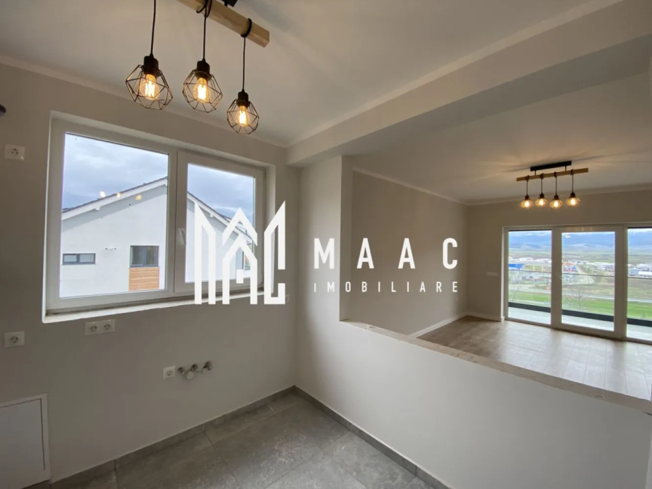 Apartament 2 camere - intabulat, finisat la cheie I Comision 0% - MAAC Imobiliare vă propune spre vânzare un apartament cu 2 camere - intabulat, finisat la cheie.

Modalități de plată flexibile: Îți oferim posibilitatea de a alege între sursele tale proprii de finanțare sau opțiuni de credit ipotecar, fără să afecteze prețul final.

Descriere apartament:

Suprafata utila 53.45 mp + logie de 7.37 mp
Configurație decomandată, cu un hol de acces, o bucătărie separată, un living cu ieșire pe balcon, un dormitor și o baie.

Avantajele acestui apartament:

Terasă cu hidroizolație și sistem de drenaj
Încălzire în pardoseală
Balcon cu orientare sudică
Loc de parcare inclus
Priveliște panoramică
Predare la stadiul de finisare la cheie
Numeroase spații de depozitare
Izolare eficientă cu vată bazaltică
Balconul și casa scării finisate la cheie, cu granit și sticlă securizată
Design arhitectural distinctiv, cu elemente din larice siberian și piatră naturală
Ocupare teritorială redusă, cu 25% din suprafață și 45% spații verzi
Zonă cu vegetație bogată, 4 locuri de joacă pentru copii și un teren de fotbal
Loc de parcare: Un loc de parcare este inclus în prețul acestui apartament.

Distante: La doar 4 minute de zona Industrială Vest, 4 minute de Metro și 15 minute de centrul istoric al Sibiului.

Pentru mai multe detalii precizati telefonic ca ati vazut anuntul cu ID: CP1983693.