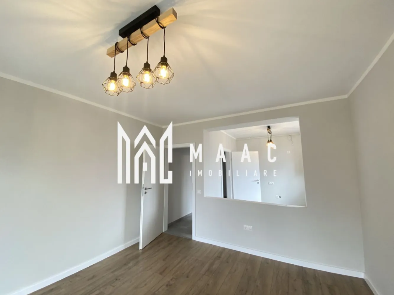 Apartament 2 camere - intabulat, finisat la cheie I Comision 0% - MAAC Imobiliare vă propune spre vânzare un apartament cu 2 camere - intabulat, finisat la cheie.

Modalități de plată flexibile: Îți oferim posibilitatea de a alege între sursele tale proprii de finanțare sau opțiuni de credit ipotecar, fără să afecteze prețul final.

Descriere apartament:

Suprafata utila 53.45 mp + logie de 7.37 mp
Configurație decomandată, cu un hol de acces, o bucătărie separată, un living cu ieșire pe balcon, un dormitor și o baie.

Avantajele acestui apartament:

Terasă cu hidroizolație și sistem de drenaj
Încălzire în pardoseală
Balcon cu orientare sudică
Loc de parcare inclus
Priveliște panoramică
Predare la stadiul de finisare la cheie
Numeroase spații de depozitare
Izolare eficientă cu vată bazaltică
Balconul și casa scării finisate la cheie, cu granit și sticlă securizată
Design arhitectural distinctiv, cu elemente din larice siberian și piatră naturală
Ocupare teritorială redusă, cu 25% din suprafață și 45% spații verzi
Zonă cu vegetație bogată, 4 locuri de joacă pentru copii și un teren de fotbal
Loc de parcare: Un loc de parcare este inclus în prețul acestui apartament.

Distante: La doar 4 minute de zona Industrială Vest, 4 minute de Metro și 15 minute de centrul istoric al Sibiului.

Pentru mai multe detalii precizati telefonic ca ati vazut anuntul cu ID: CP1983693.