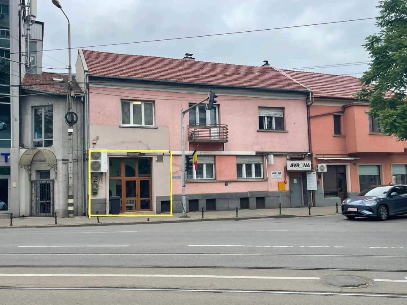 Spațiu comercial de închiriat – Str. Magheru, zonă cu trafic intens - Se oferă spre închiriere spațiu comercial situat pe Strada Magheru, în imediata apropiere a Facultății de Drept, Facultății de Construcții și Școlii Henri Coandă, într-o zonă cu vad comercial și trafic pietonal intens. Suprafata utila 100 mp

Spațiul este proaspăt renovat și dispune de:

curent trifazic;
două grupuri sanitare;
finisaje moderne;
compartimentare versatilă, potrivită pentru diverse activități comerciale sau de servicii.

Ideal pentru:

alimentație publică;
laborator medical;
cabinete stomatologice;
firmă de asigurări;
birouri sau alte activități comerciale.

Pentru detalii suplimentare și programarea unei vizionări, vă rugăm să ne contactați.

Pret 1500 euro /luna neg

Contact: Sorin Gligor

Tel: 0731290032