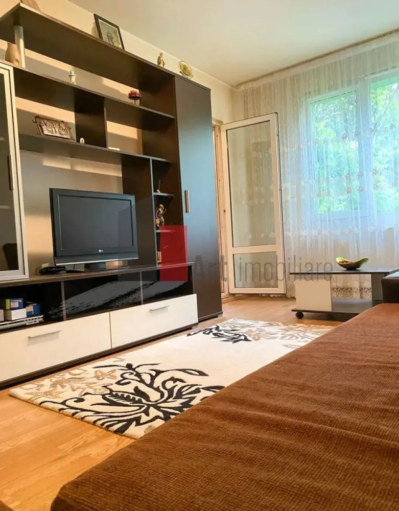 Apartament 3 camere Titan-Sălăjan - Îți dorești echilibrul perfect între confortul de acasă și accesibilitatea urbană? Acest apartament cu 3 camere, situat în zona căutată Titan-Sălăjan, este mai mult decât o simplă locuință – este un spațiu gândit pentru o viață tihnită și organizată.
Poziționat ideal la etajul 1 intr-un imobil de 8 etaje reabilitat termic, apartamentul beneficiază de o structură complet decomandată, oferind intimitate fiecărui membru al familiei. Un aspect esențial care diferențiază această proprietate este soliditatea lucrărilor efectuate: deși renovarea estetică a fost realizată în 2005, aceasta a vizat în primul rând infrastructura. Toate instalațiile electrice și sanitare au fost complet schimbate, asigurându-ți liniștea unei case sigure și durabile.
Confort în orice anotimp
Apartamentul se vinde mobilat și utilat, fiind gata să te primească din prima zi. Te vei bucura de control deplin asupra temperaturii și costurilor datorită centralei termice proprii, iar pentru zilele toride de vară, sistemul de aer condiționat îți va asigura prospețimea de care ai nevoie.
Totul la doar câțiva pași distanță
Timpul este cea mai prețioasă resursă, iar aici îl vei câștiga din plin. Pe o rază de doar 300 de metri, ai acces la tot ce este esențial pentru un stil de viață modern:
Transport: Stația de metrou este la o plimbare scurtă, conectându-te rapid cu restul orașului.
Familie: Grădinița și școala sunt practic în vecinătatea blocului, eliminând stresul traficului de dimineață.
Cumpărături: Supermarketurile din proximitate fac aprovizionarea extrem de simplă.