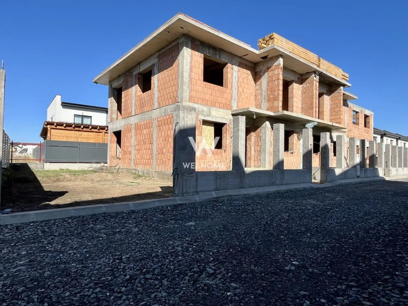 Duplex de vanzare in Selimbar, Sibiu - COMISION ZERO
Va propunem spre vanzare o casa de tip duplex, care este formată din living, bucătărie, 3 dormitoare, 2 băi și o curte liberă de aproximativ 150 mp.

Caracteristici:
• Predare exterior la cheie: fațadă izolată cu polistiren de 10 cm și geamuri cu 3 rânduri de sticlă, 7 camere.
• Interior la alb: pregătit pentru personalizare.
• Dotări incluse: centrală termică și încălzire în pardoseală. (Izolație 10 cm sub încălzirea în pardoseală)
• Curte pavată: gata de amenajare după gusturile dvs.
• Placă de beton peste etaj: locuința beneficiază de placă de beton inclusiv peste etajul superior pentru un plus de rezistență și durabilitate.
• Tencuială interioară și exterioară: casa va fi complet tencuită atât pe interior, cât și pe exterior.

Toate utilitatile

Stadiu actual: Casa este la stadiul de „roșu”, oferind avantajul monitorizării etapelor de construcție și a calității materialelor folosite. 

Preț: 235.000 Euro la alb

Detalii si vizionari: 0752.088.381- Roxana
