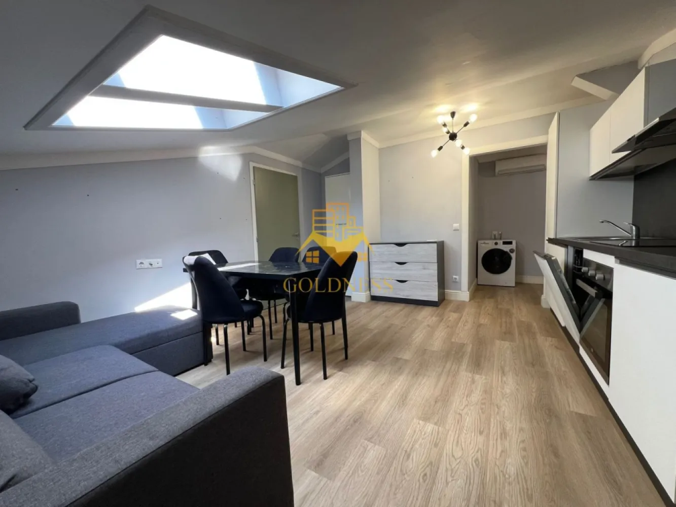 3 camere open-space, Zona FSEGA, Iulius Mall, Cartier Gheorgheni - GOLDNESS Imobiliare vă propune spre închiriere un apartament cu 3 camere open-space complet mobilat și utilat, la etajul 4 într-un imobil de 4 etaje, în Cartierul Gheorgheni, la 2-3 minute de mers pe jos pana la FSEGA, pe str. Vaida Voevod.
Se percep doua luni de garantie, care se pot plati esalonat in 2/3 luni.
Se află în apropierea stațiilor de transport în comun, magazine, restaurante, spații verzi, farmacii, etc. 

Apartamentul este compartimentat astfel:
 - 2 dormitoare cu paturi matrimoniale, dressing, noptiere
 - living cu bucatarie open-space complet utilată și mobilată, canapea extensibila , loc de servit masa 
 - baie cu cabina de dus, calorifer port prosop și dulap pentru depozitare.

Imobilul este dotat cu toate cele necesare- centrală proprie, frigider, plita, cuptor, hotă, mașină de spălat haine cu uscator, aer conditionat, etc. 

Dacă sunteți interesați de acest apartament și doriți să îl vizionați, dar și pentru alte oferte nu ezitați să ne contactați telefonic sau prin e-mail. Vă stăm la dispoziție!
Pentru intermediere se percepe un comision de 50% din prețul chiriei!