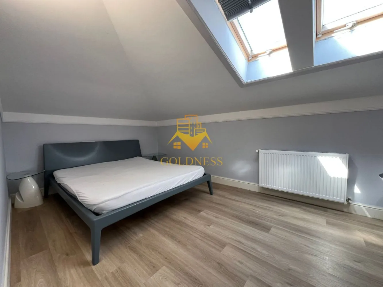 3 camere open-space, Zona FSEGA, Iulius Mall, Cartier Gheorgheni - GOLDNESS Imobiliare vă propune spre închiriere un apartament cu 3 camere open-space complet mobilat și utilat, la etajul 4 într-un imobil de 4 etaje, în Cartierul Gheorgheni, la 2-3 minute de mers pe jos pana la FSEGA, pe str. Vaida Voevod.
Se percep doua luni de garantie, care se pot plati esalonat in 2/3 luni.
Se află în apropierea stațiilor de transport în comun, magazine, restaurante, spații verzi, farmacii, etc. 

Apartamentul este compartimentat astfel:
 - 2 dormitoare cu paturi matrimoniale, dressing, noptiere
 - living cu bucatarie open-space complet utilată și mobilată, canapea extensibila , loc de servit masa 
 - baie cu cabina de dus, calorifer port prosop și dulap pentru depozitare.

Imobilul este dotat cu toate cele necesare- centrală proprie, frigider, plita, cuptor, hotă, mașină de spălat haine cu uscator, aer conditionat, etc. 

Dacă sunteți interesați de acest apartament și doriți să îl vizionați, dar și pentru alte oferte nu ezitați să ne contactați telefonic sau prin e-mail. Vă stăm la dispoziție!
Pentru intermediere se percepe un comision de 50% din prețul chiriei!