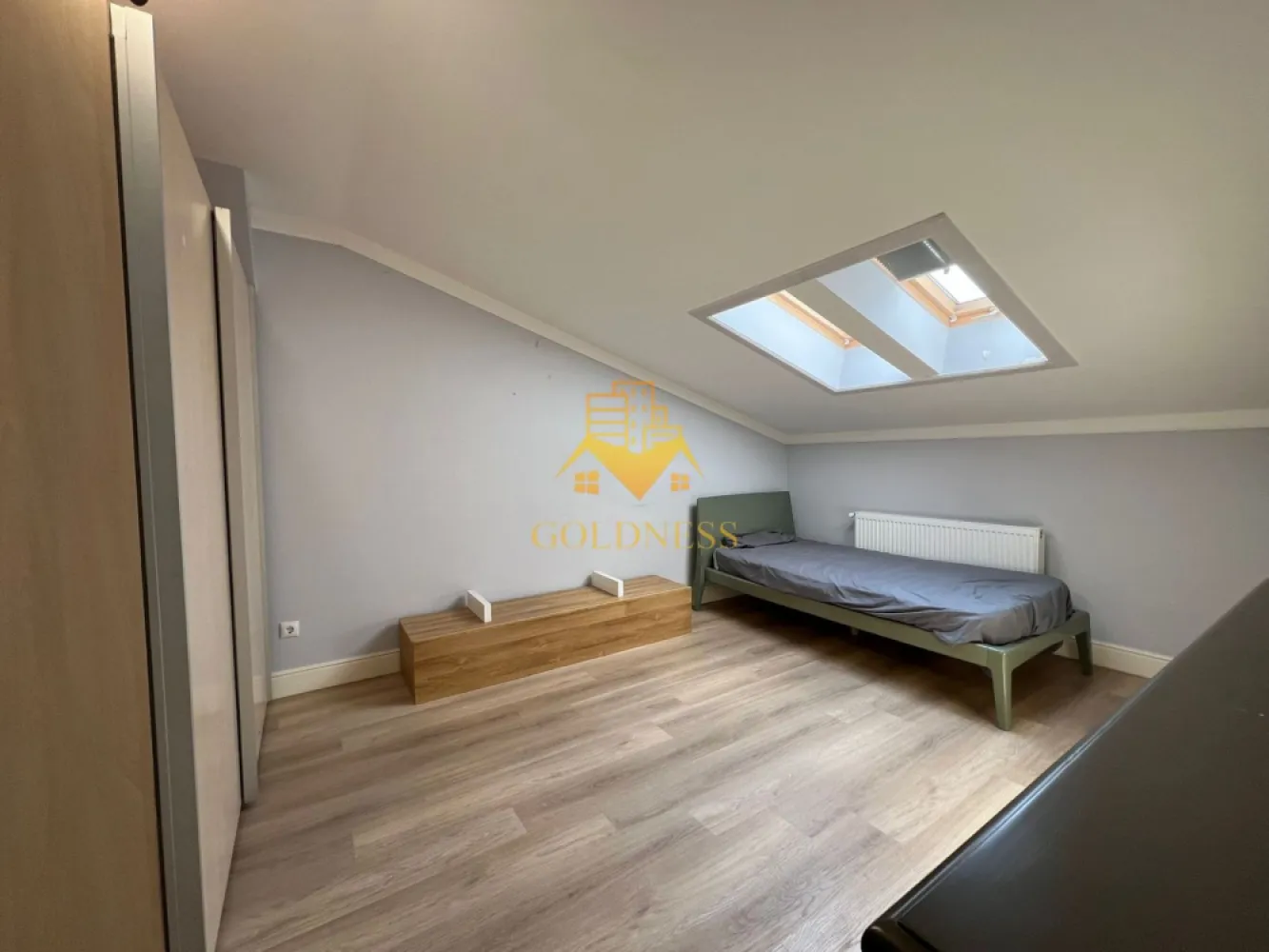 3 camere open-space, Zona FSEGA, Iulius Mall, Cartier Gheorgheni - GOLDNESS Imobiliare vă propune spre închiriere un apartament cu 3 camere open-space complet mobilat și utilat, la etajul 4 într-un imobil de 4 etaje, în Cartierul Gheorgheni, la 2-3 minute de mers pe jos pana la FSEGA, pe str. Vaida Voevod.
Se percep doua luni de garantie, care se pot plati esalonat in 2/3 luni.
Se află în apropierea stațiilor de transport în comun, magazine, restaurante, spații verzi, farmacii, etc. 

Apartamentul este compartimentat astfel:
 - 2 dormitoare cu paturi matrimoniale, dressing, noptiere
 - living cu bucatarie open-space complet utilată și mobilată, canapea extensibila , loc de servit masa 
 - baie cu cabina de dus, calorifer port prosop și dulap pentru depozitare.

Imobilul este dotat cu toate cele necesare- centrală proprie, frigider, plita, cuptor, hotă, mașină de spălat haine cu uscator, aer conditionat, etc. 

Dacă sunteți interesați de acest apartament și doriți să îl vizionați, dar și pentru alte oferte nu ezitați să ne contactați telefonic sau prin e-mail. Vă stăm la dispoziție!
Pentru intermediere se percepe un comision de 50% din prețul chiriei!