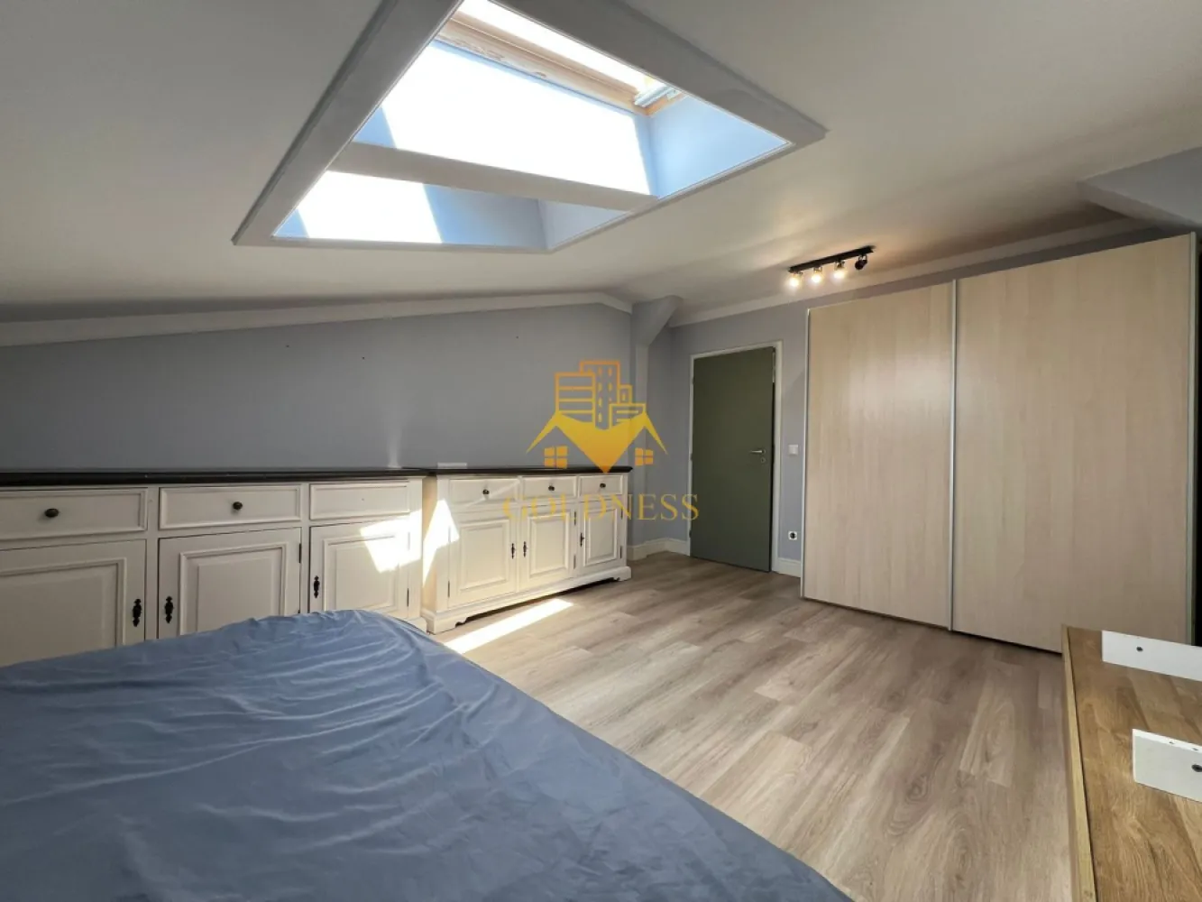 3 camere open-space, Zona FSEGA, Iulius Mall, Cartier Gheorgheni - GOLDNESS Imobiliare vă propune spre închiriere un apartament cu 3 camere open-space complet mobilat și utilat, la etajul 4 într-un imobil de 4 etaje, în Cartierul Gheorgheni, la 2-3 minute de mers pe jos pana la FSEGA, pe str. Vaida Voevod.
Se percep doua luni de garantie, care se pot plati esalonat in 2/3 luni.
Se află în apropierea stațiilor de transport în comun, magazine, restaurante, spații verzi, farmacii, etc. 

Apartamentul este compartimentat astfel:
 - 2 dormitoare cu paturi matrimoniale, dressing, noptiere
 - living cu bucatarie open-space complet utilată și mobilată, canapea extensibila , loc de servit masa 
 - baie cu cabina de dus, calorifer port prosop și dulap pentru depozitare.

Imobilul este dotat cu toate cele necesare- centrală proprie, frigider, plita, cuptor, hotă, mașină de spălat haine cu uscator, aer conditionat, etc. 

Dacă sunteți interesați de acest apartament și doriți să îl vizionați, dar și pentru alte oferte nu ezitați să ne contactați telefonic sau prin e-mail. Vă stăm la dispoziție!
Pentru intermediere se percepe un comision de 50% din prețul chiriei!