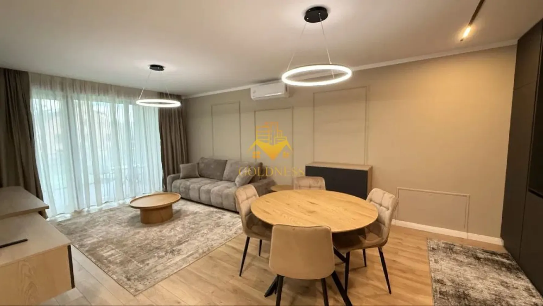 2 camere, modern, garaj, bloc nou, Marasti, The Nest, zona The Office - GOLDNESS Imobiliare vă propune spre închiriere un apartament cu 2 camere complet mobilat și utilat, la etajul 2 într-un imobil de 7 etaje, în cartierul Marasti. Apartamentul este compartimentat astfel:
- dormitor cu pat matrimonial, dressing, noptiere
- living cu bucatarie open-space complet utilată, canapea, loc de servit masa
- baie cu cabina de dus, calorifer port prosop inox și dulap pentru depozitare.
- terasa de 8 mp.

Imobilul este dotat cu toate cele necesare- centrală proprie, mașină de spălat haine, frigider, plită electrică, hotă, TV, etc.
Se află în apropierea stațiilor de transport în comun, magazine, restaurante, spații verzi, farmacii, etc.
Dispune de parcare subterana inclusa in pret!

Dacă sunteți interesați de acest apartament și doriți să îl vizionați, dar și pentru alte oferte sau detalii nu ezitați să ne contactați telefonic sau prin e-mail - goldnessimobiliare@gmail.com. Vă stăm la dispoziție!