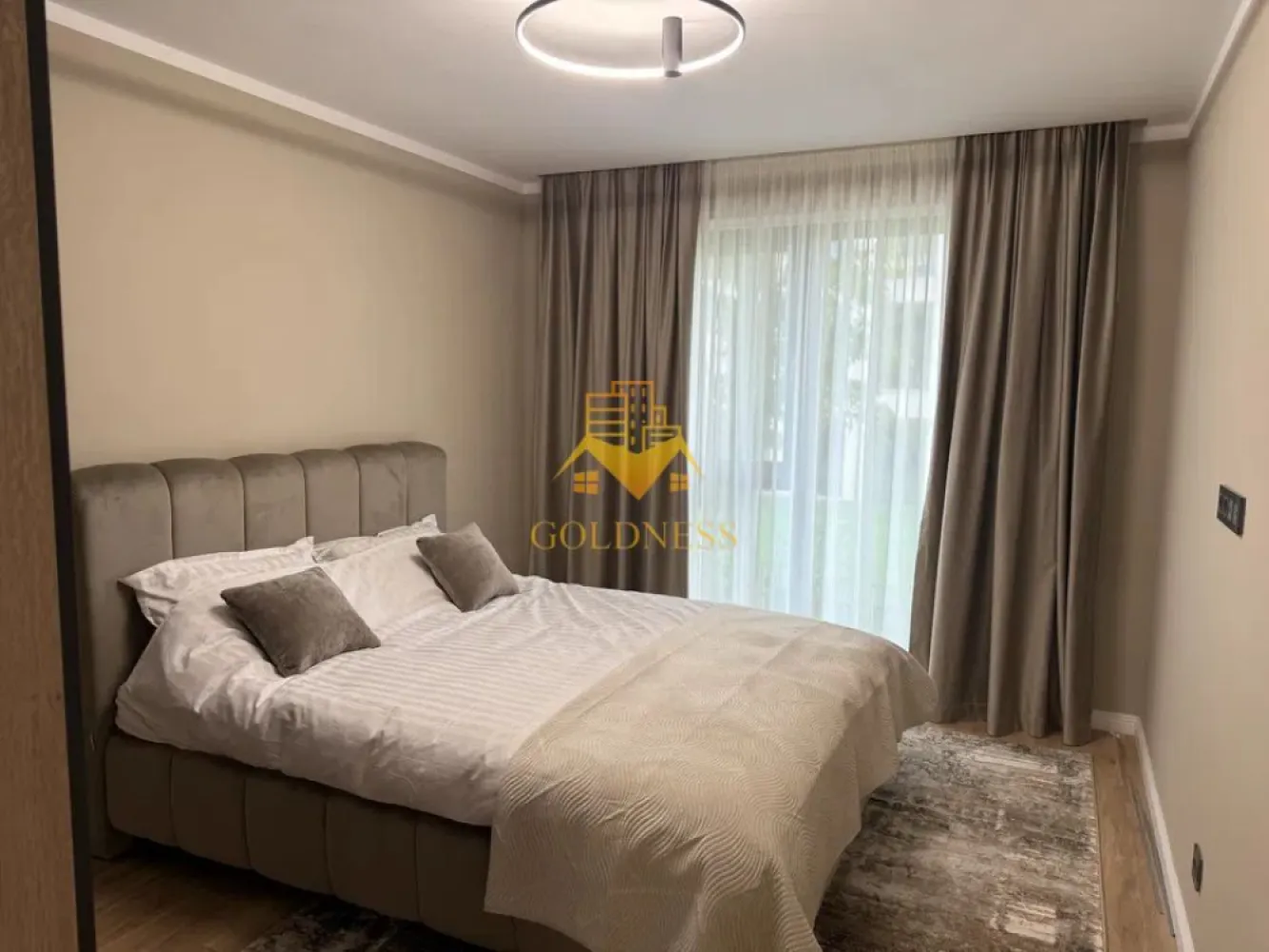 2 camere, modern, garaj, bloc nou, Marasti, The Nest, zona The Office - GOLDNESS Imobiliare vă propune spre închiriere un apartament cu 2 camere complet mobilat și utilat, la etajul 2 într-un imobil de 7 etaje, în cartierul Marasti. Apartamentul este compartimentat astfel:
- dormitor cu pat matrimonial, dressing, noptiere
- living cu bucatarie open-space complet utilată, canapea, loc de servit masa
- baie cu cabina de dus, calorifer port prosop inox și dulap pentru depozitare.
- terasa de 8 mp.

Imobilul este dotat cu toate cele necesare- centrală proprie, mașină de spălat haine, frigider, plită electrică, hotă, TV, etc.
Se află în apropierea stațiilor de transport în comun, magazine, restaurante, spații verzi, farmacii, etc.
Dispune de parcare subterana inclusa in pret!

Dacă sunteți interesați de acest apartament și doriți să îl vizionați, dar și pentru alte oferte sau detalii nu ezitați să ne contactați telefonic sau prin e-mail - goldnessimobiliare@gmail.com. Vă stăm la dispoziție!