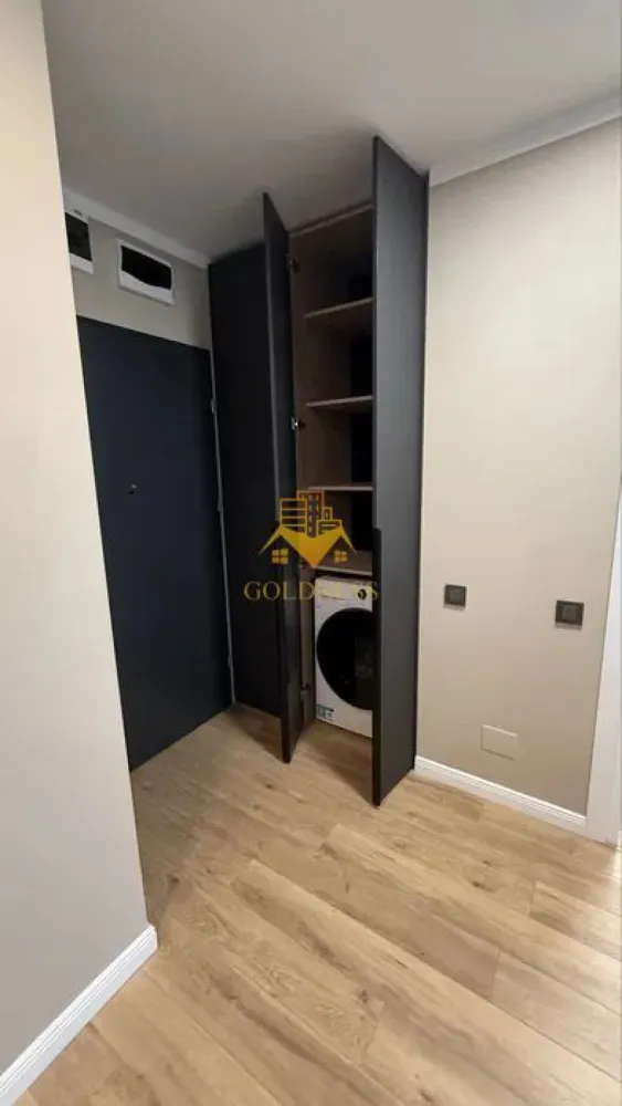 2 camere, modern, garaj, bloc nou, Marasti, The Nest, zona The Office - GOLDNESS Imobiliare vă propune spre închiriere un apartament cu 2 camere complet mobilat și utilat, la etajul 2 într-un imobil de 7 etaje, în cartierul Marasti. Apartamentul este compartimentat astfel:
- dormitor cu pat matrimonial, dressing, noptiere
- living cu bucatarie open-space complet utilată, canapea, loc de servit masa
- baie cu cabina de dus, calorifer port prosop inox și dulap pentru depozitare.
- terasa de 8 mp.

Imobilul este dotat cu toate cele necesare- centrală proprie, mașină de spălat haine, frigider, plită electrică, hotă, TV, etc.
Se află în apropierea stațiilor de transport în comun, magazine, restaurante, spații verzi, farmacii, etc.
Dispune de parcare subterana inclusa in pret!

Dacă sunteți interesați de acest apartament și doriți să îl vizionați, dar și pentru alte oferte sau detalii nu ezitați să ne contactați telefonic sau prin e-mail - goldnessimobiliare@gmail.com. Vă stăm la dispoziție!