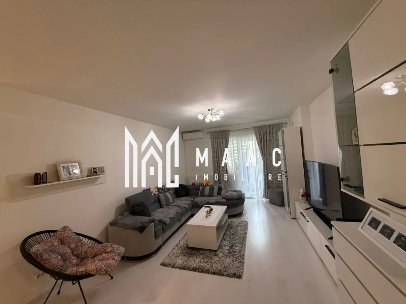 Apartament 2 Camere I 55 MP I Etaj 2 I Terasa I Selimbar - MAAC Imobiliare vă propune spre vânzare un apartament modern cu 2 camere decomandate, situat în Șelimbăr, zona Triaj, una dintre cele mai apreciate și liniștite zone rezidențiale.

Locuința este amplasată la etajul 2 din 3 al unui imobil bine întreținut și are o suprafață utilă de 55 mp, fiind compartimentată eficient pentru un plus de confort și funcționalitate.

Apartamentul dispune de:

 -living spațios și luminos, cu ieșire directă pe terasa de 8 mp;
 -bucătărie modernă, închisă cu ușă;
 -dormitor confortabil;
 -baie cu geam de aerisire;
 -terasă generoasă, ideală pentru relaxare;
 -loc de parcare inclus.

Proprietatea se vinde complet mobilată și utilată modern, fiind amenajată cu bun gust și pregătită pentru mutare imediată. Designul interior este elegant, iar atmosfera apartamentului oferă confort și căldură încă de la prima vizionare.

Zona Triaj din Șelimbăr oferă acces rapid către Sibiu, centre comerciale, magazine, mijloace de transport și alte puncte de interes.

Pentru mai multe detalii sau pentru programarea unei vizionări vă rugăm să menționați telefonic CP3099339 .