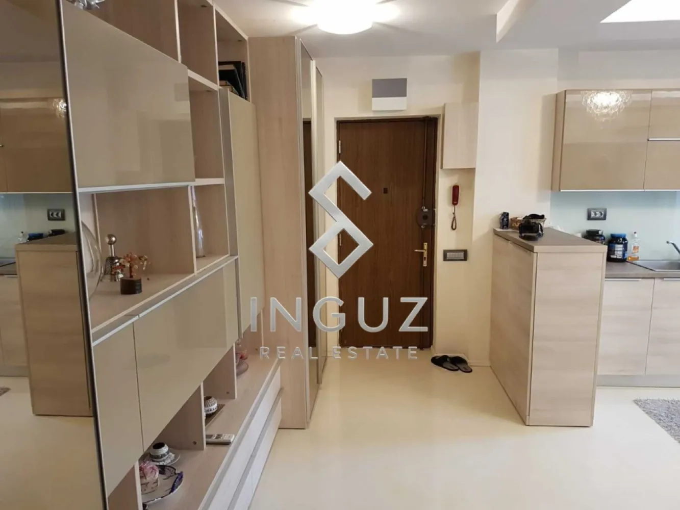 Apartament 2 camere de închiriat – Floreasca, București - Apartament 2 camere de închiriat – Floreasca, București ⬇️ العربية ⬇️
480 € / lună | 47 mp | etaj 1

Apartament cochet și modern de 2 camere, situat în una dintre cele mai verzi și exclusiviste zone din București – Floreasca.
Complet mobilat și utilat, amenajat inteligent pentru confort și funcționalitate de zi cu zi.

• 47 mp
• Etaj 1
• Living luminos
• Dormitor confortabil
• Mobilat și utilat complet
• Dressinguri și spații generoase de depozitare
• Bucătărie complet echipată
• Aer condiționat
• Geamuri termopan
• Zonă liniștită și verde

Locație excelentă, aproape de restaurante, cafenele, magazine și mijloace de transport.
Pentru mai multe detalii sau vizionare, vă rugăm să ne contactați.

شقة غرفتين للإيجار – فلوريسكا، بوخارست
480 € / شهر | 47 متر مربع | الطابق 1

شقة مميزة وحديثة مكونة من غرفتين، تقع في واحدة من أرقى وأكثر المناطق خضرة في بوخارست – فلوريسكا.
الشقة مفروشة ومجهزة بالكامل، وتم تصميمها بشكل عملي ومريح للحياة اليومية.

• 47 متر مربع
• الطابق 1
• غرفة معيشة مشرقة
• غرفة نوم مريحة
• مفروشة ومجهزة بالكامل
• مساحات تخزين واسعة
• مطبخ مجهز بالكامل
• تكييف هواء
• نوافذ عازلة
• منطقة هادئة وخضراء

موقع ممتاز قريب من المطاعم والمقاهي والمحلات ووسائل النقل.
للمزيد من التفاصيل أو لتحديد موعد للمعاينة، يرجى التواصل معنا.