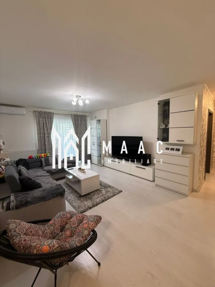 Apartament 2 Camere I 55 MP I Etaj 2 I Terasa I Selimbar - MAAC Imobiliare vă propune spre vânzare un apartament modern cu 2 camere decomandate, situat în Șelimbăr, zona Triaj, una dintre cele mai apreciate și liniștite zone rezidențiale.

Locuința este amplasată la etajul 2 din 3 al unui imobil bine întreținut și are o suprafață utilă de 55 mp, fiind compartimentată eficient pentru un plus de confort și funcționalitate.

Apartamentul dispune de:

 -living spațios și luminos, cu ieșire directă pe terasa de 8 mp;
 -bucătărie modernă, închisă cu ușă;
 -dormitor confortabil;
 -baie cu geam de aerisire;
 -terasă generoasă, ideală pentru relaxare;
 -loc de parcare inclus.

Proprietatea se vinde complet mobilată și utilată modern, fiind amenajată cu bun gust și pregătită pentru mutare imediată. Designul interior este elegant, iar atmosfera apartamentului oferă confort și căldură încă de la prima vizionare.

Zona Triaj din Șelimbăr oferă acces rapid către Sibiu, centre comerciale, magazine, mijloace de transport și alte puncte de interes.

Pentru mai multe detalii sau pentru programarea unei vizionări vă rugăm să menționați telefonic CP3099339 .