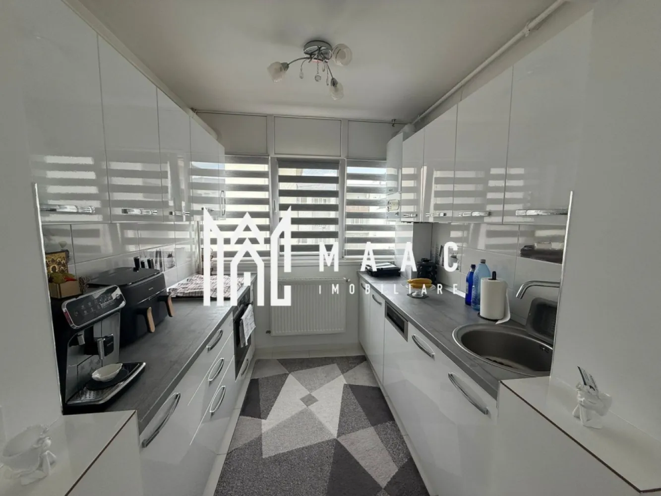Apartament 2 Camere I 55 MP I Etaj 2 I Terasa I Selimbar - MAAC Imobiliare vă propune spre vânzare un apartament modern cu 2 camere decomandate, situat în Șelimbăr, zona Triaj, una dintre cele mai apreciate și liniștite zone rezidențiale.

Locuința este amplasată la etajul 2 din 3 al unui imobil bine întreținut și are o suprafață utilă de 55 mp, fiind compartimentată eficient pentru un plus de confort și funcționalitate.

Apartamentul dispune de:

 -living spațios și luminos, cu ieșire directă pe terasa de 8 mp;
 -bucătărie modernă, închisă cu ușă;
 -dormitor confortabil;
 -baie cu geam de aerisire;
 -terasă generoasă, ideală pentru relaxare;
 -loc de parcare inclus.

Proprietatea se vinde complet mobilată și utilată modern, fiind amenajată cu bun gust și pregătită pentru mutare imediată. Designul interior este elegant, iar atmosfera apartamentului oferă confort și căldură încă de la prima vizionare.

Zona Triaj din Șelimbăr oferă acces rapid către Sibiu, centre comerciale, magazine, mijloace de transport și alte puncte de interes.

Pentru mai multe detalii sau pentru programarea unei vizionări vă rugăm să menționați telefonic CP3099339 .